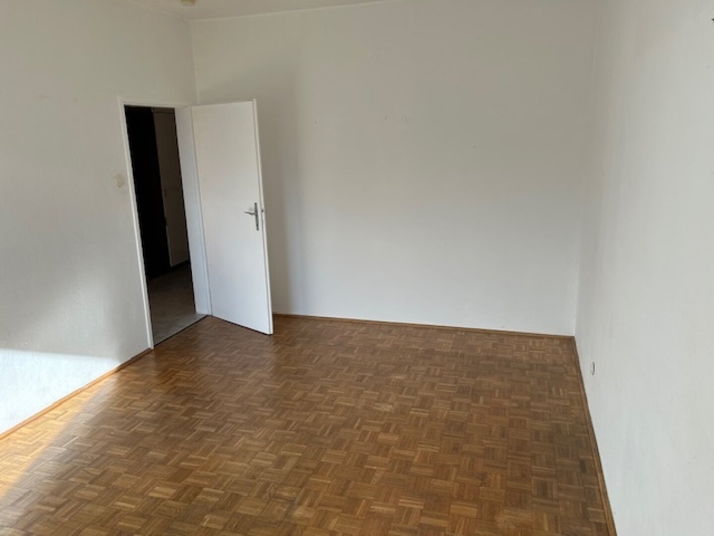 K3 - Gelegenheit: 2 ZIMMER WOHNUNG MIT POTENTIAL.Große Loggia. Ideal auch für eine Vermietung. Sehr gute Lage.