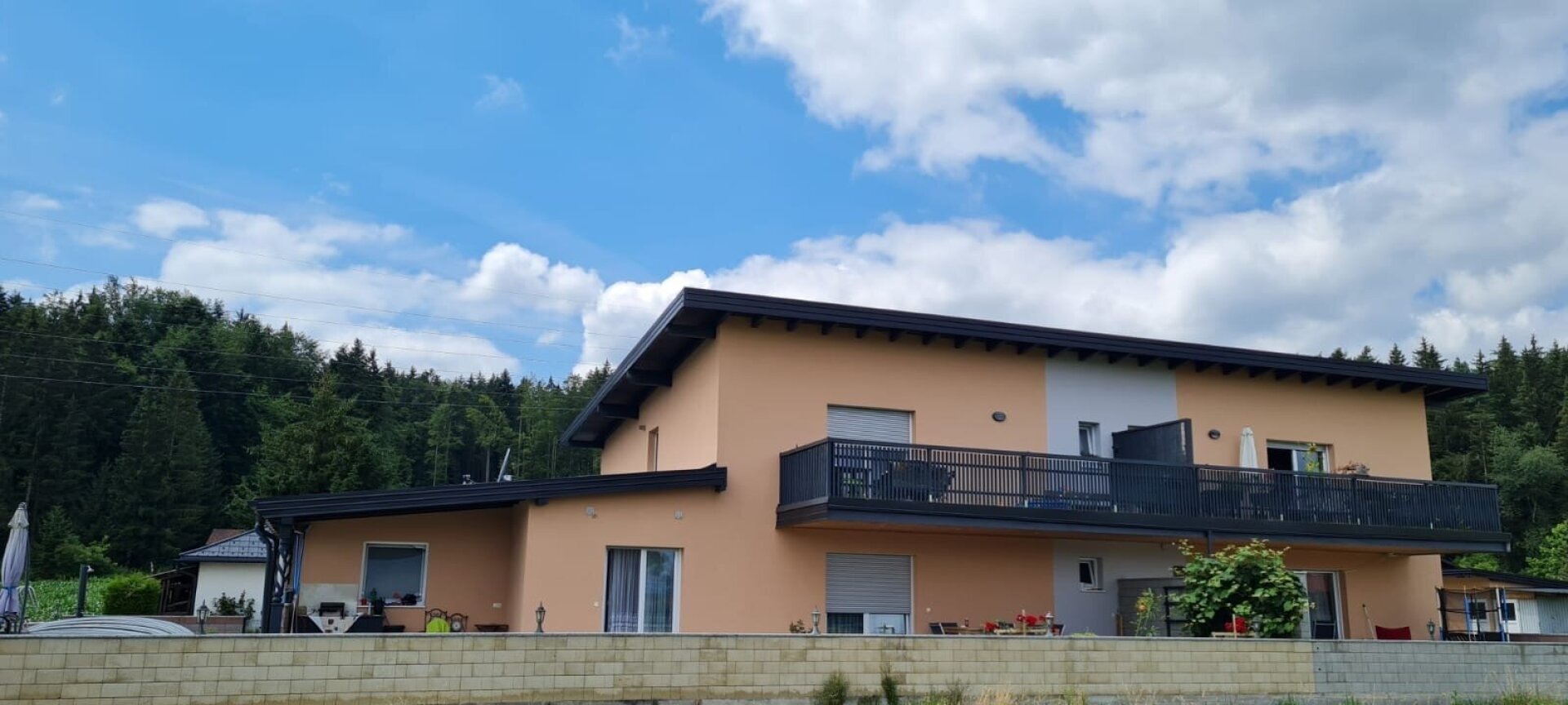 K3 präsentiert Wohnung mit Pool, Teich, Einliegerwohnung und Doppelcarport in absoluter Ruhelage