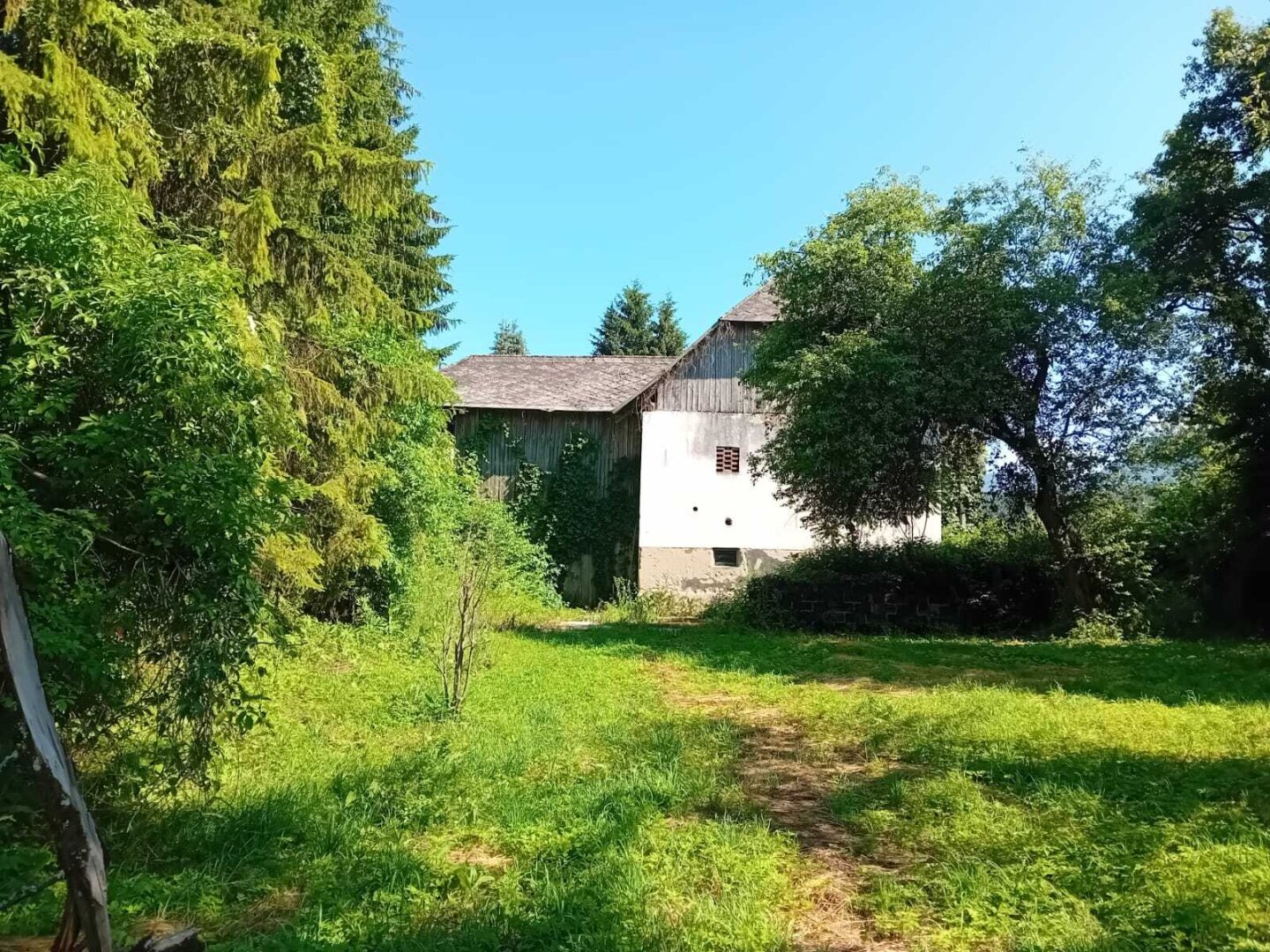 K3 - HISTORISCHES ANWESEN mit großem Potential. 2,4 ha. Alleinlage. Großes Wohnhaus und Nebengebäude. Renovierungsbedarf.