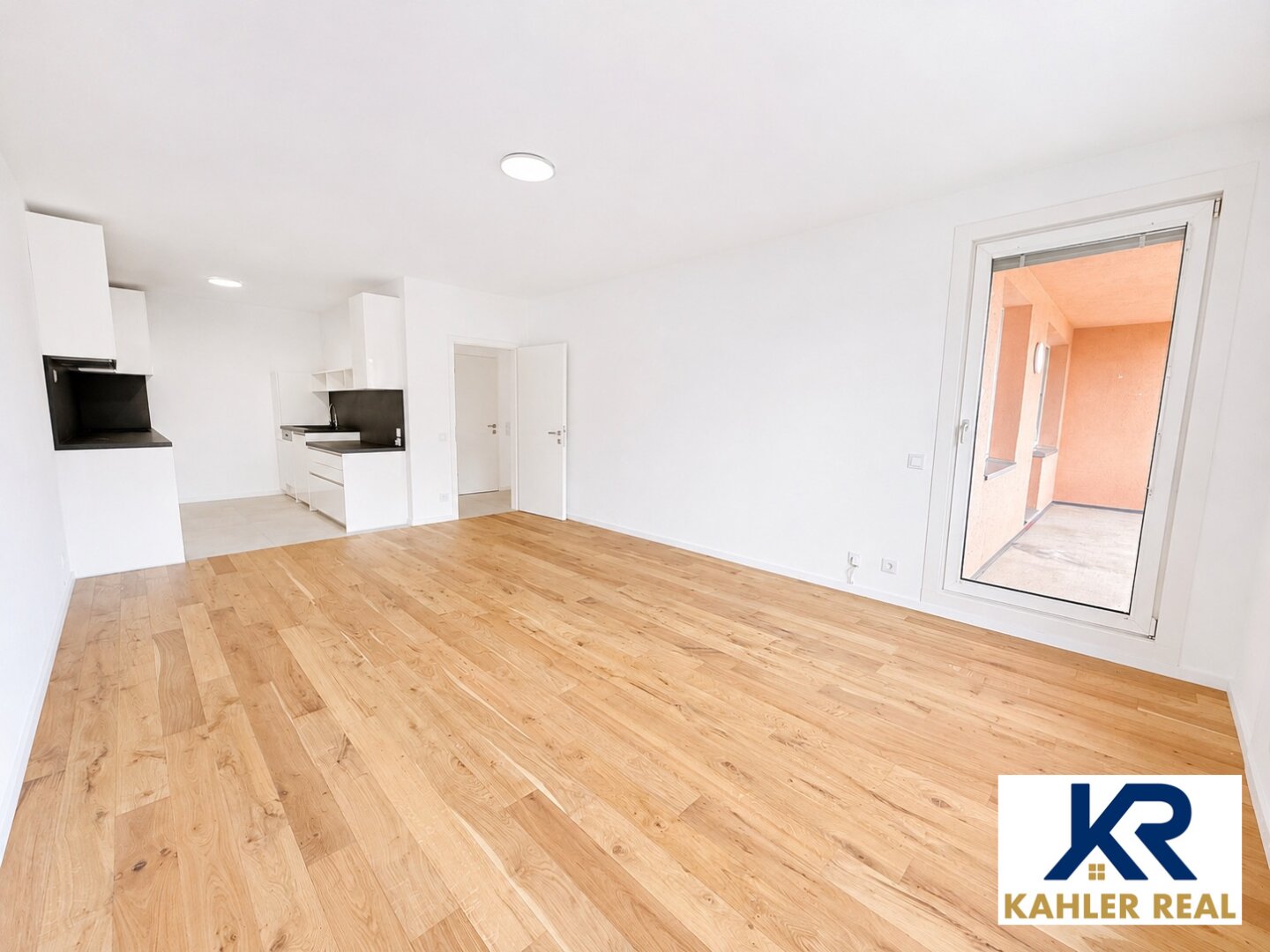 ERSTBEZUG nach Renovierung - 3 Zimmer Wohnung mit Loggia nahe Donau