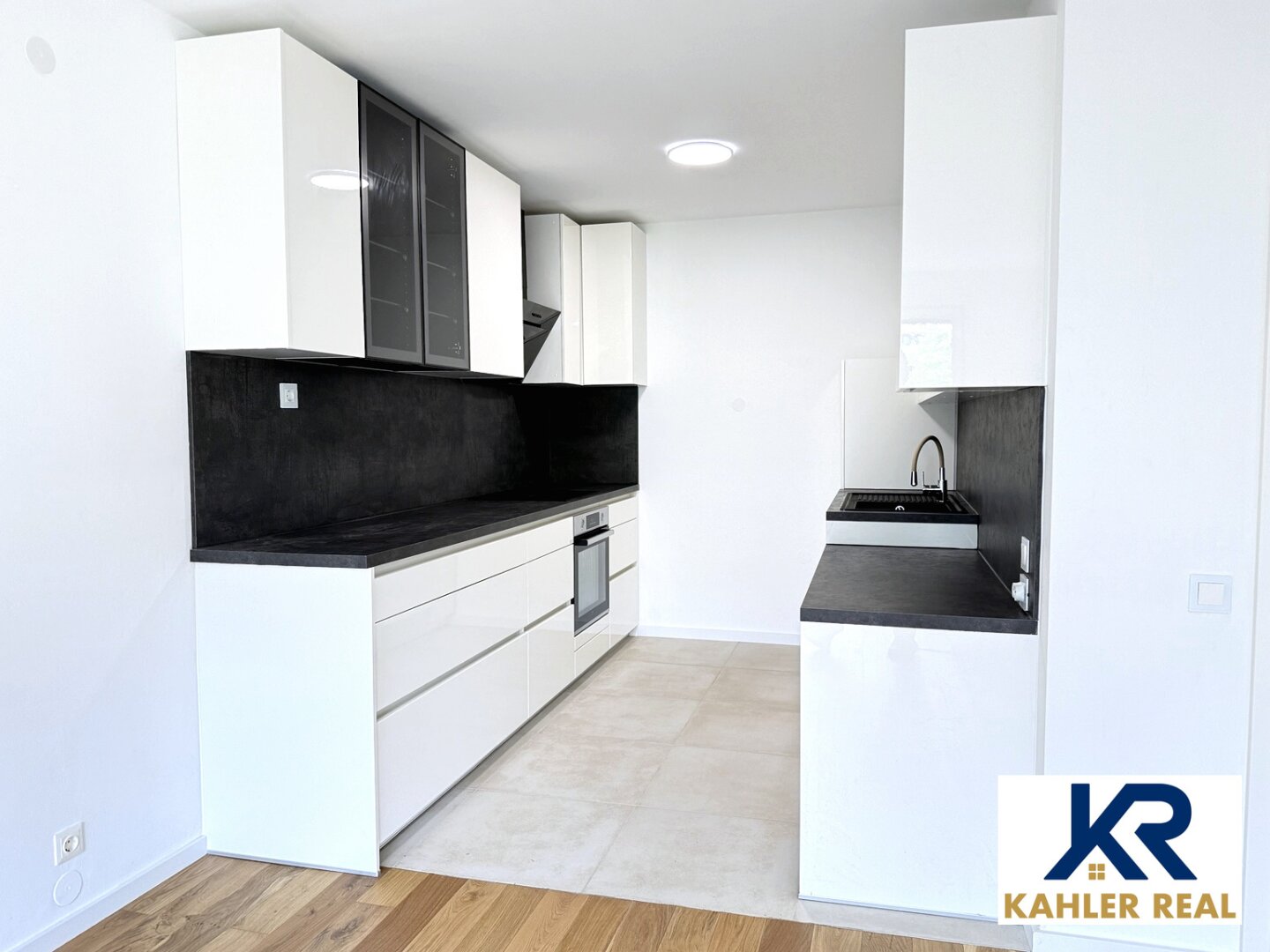 ERSTBEZUG nach Renovierung - 3 Zimmer Wohnung mit Loggia nahe Donau