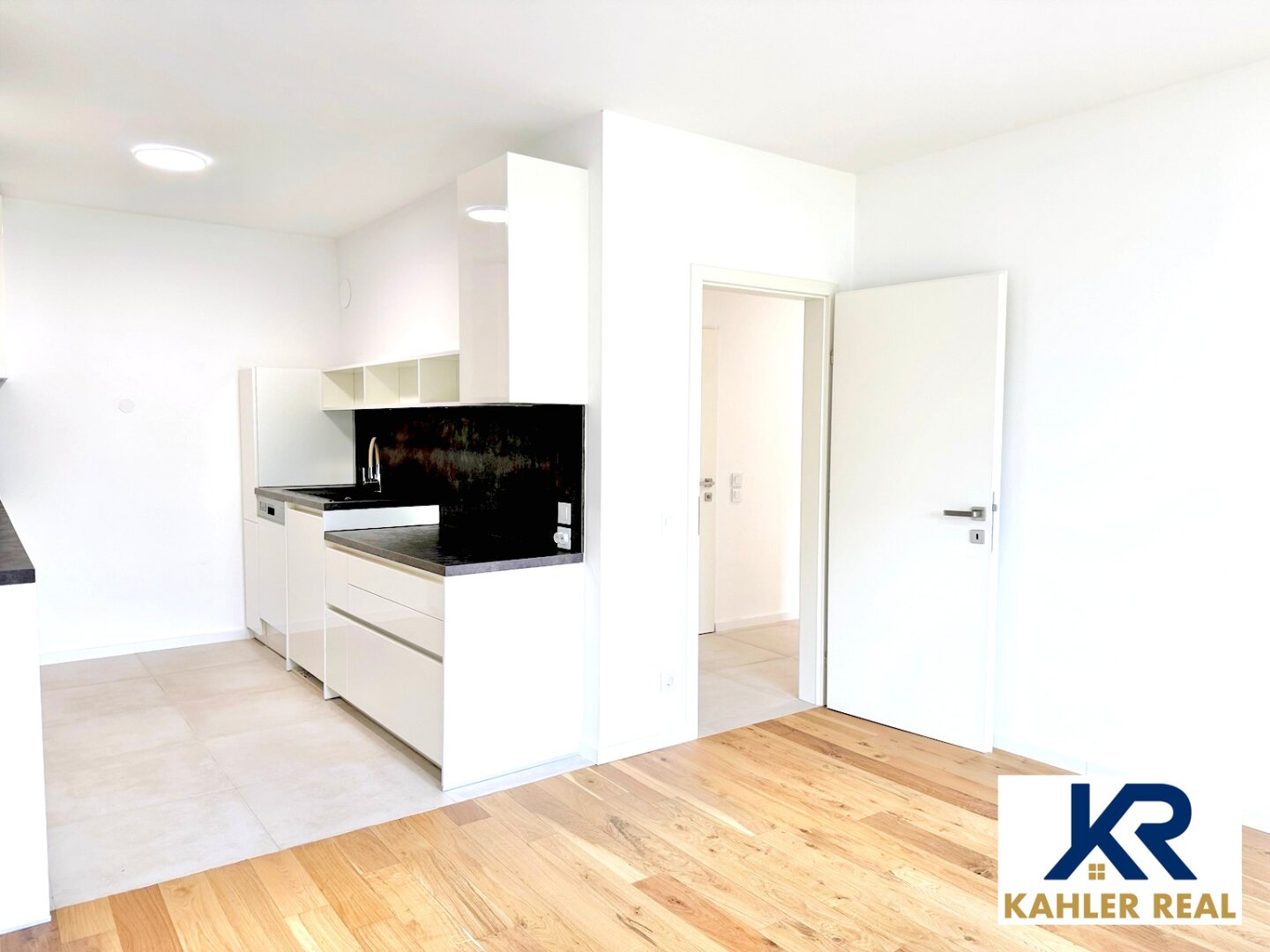 ERSTBEZUG nach Renovierung - 3 Zimmer Wohnung mit Loggia nahe Donau