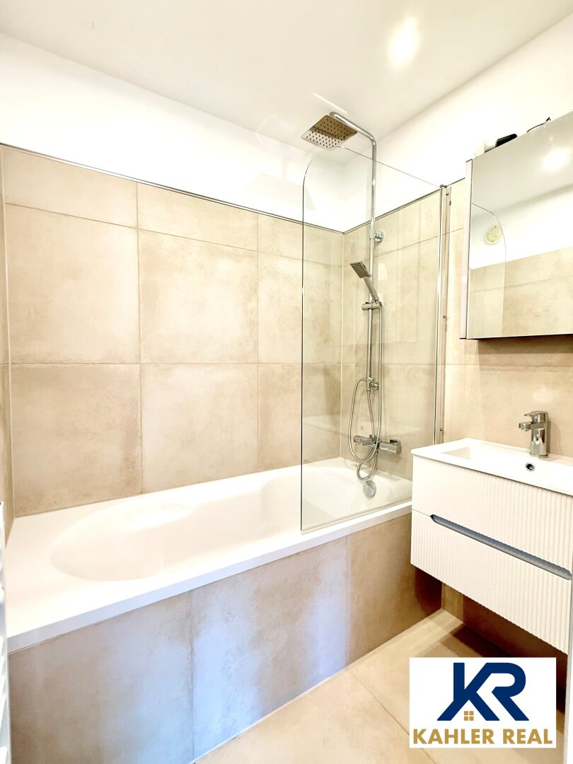 ERSTBEZUG nach Renovierung - 3 Zimmer Wohnung mit Loggia nahe Donau