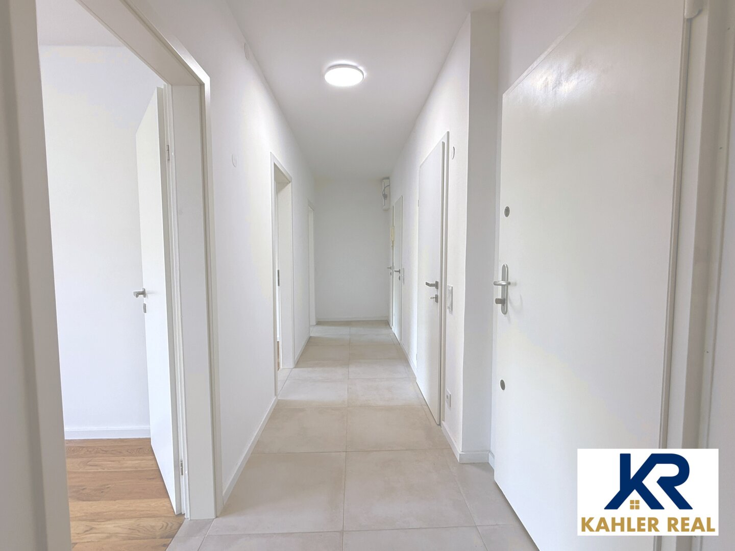 ERSTBEZUG nach Renovierung - 3 Zimmer Wohnung mit Loggia nahe Donau