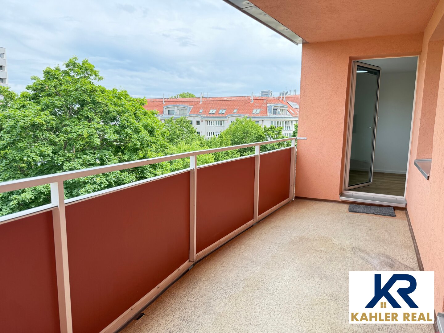 ERSTBEZUG nach Renovierung - 3 Zimmer Wohnung mit Loggia nahe Donau