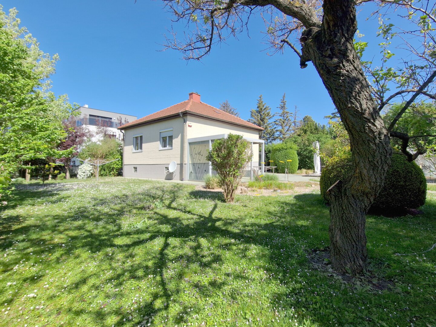 Haus Außenansicht mit Garten