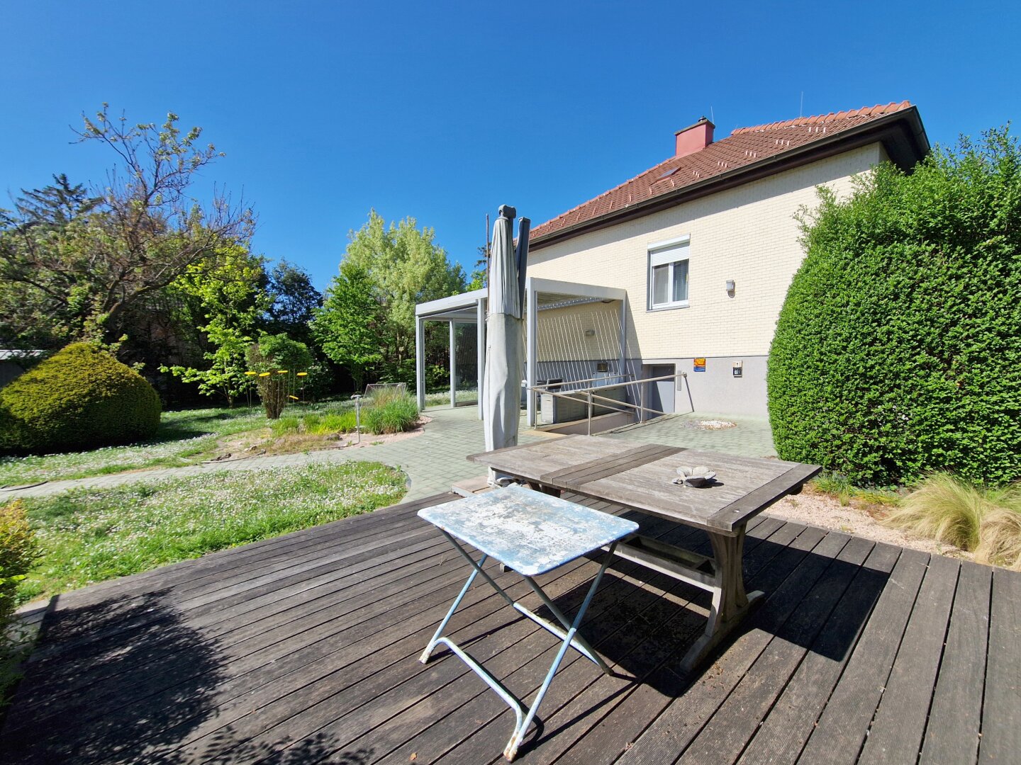 Haus Außenansicht mit Garten und Terrasse