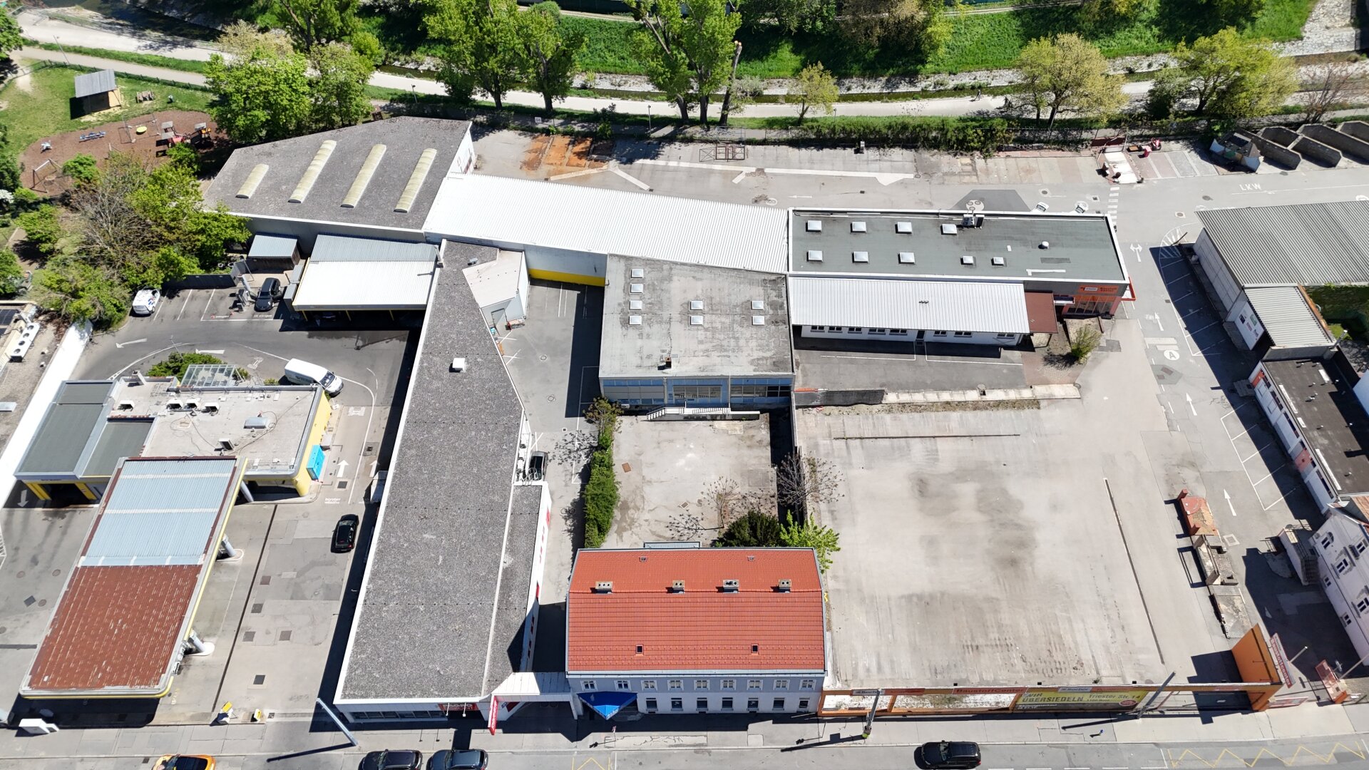 Zinshaus mit signifikantem Entwicklungspotenzial und bestandsfreien Flächen