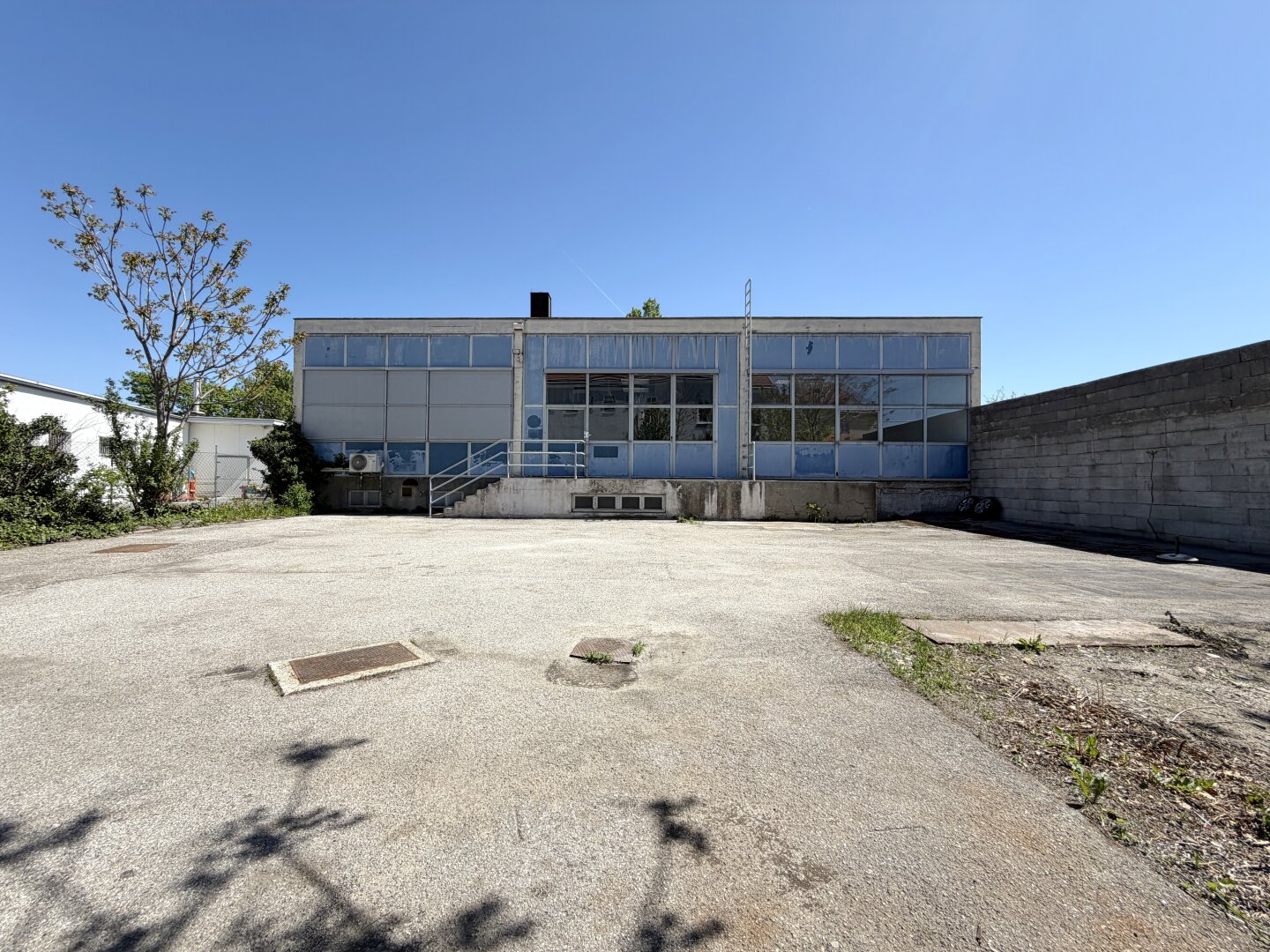 Zinshaus mit signifikantem Entwicklungspotenzial und bestandsfreien Flächen
