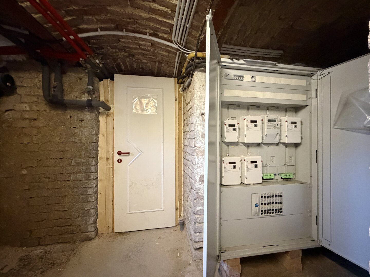 Zinshaus mit signifikantem Entwicklungspotenzial und bestandsfreien Flächen