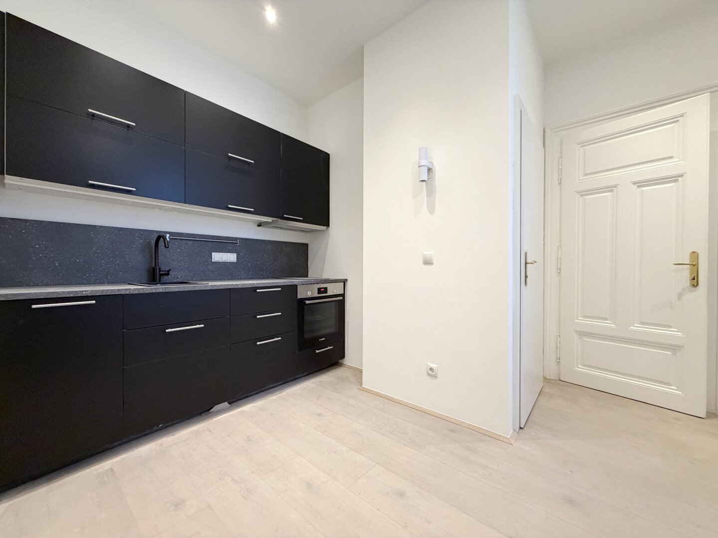 Erstbezug nach Generalsanierung – Stilvolle Altbauwohnung im letzten Liftstock eines Jahrhundertwendehauses