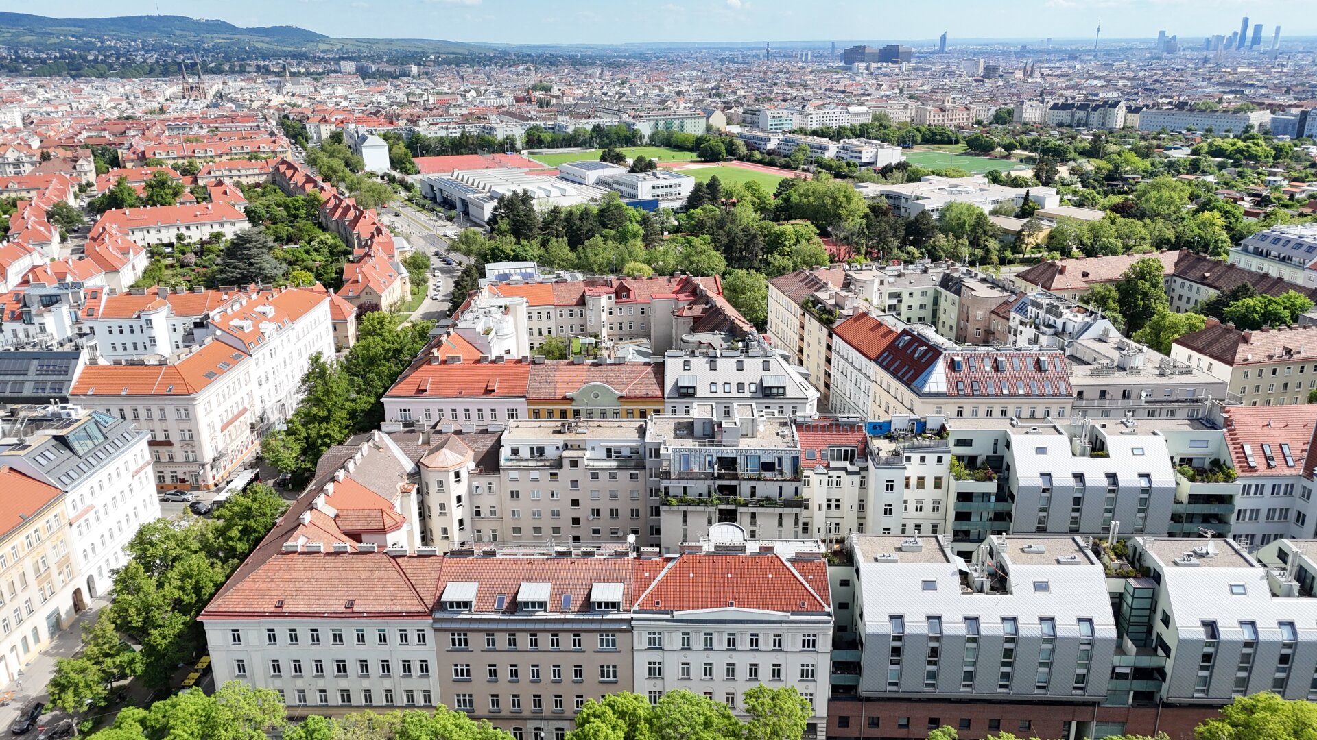 Wiener Zinshaus mit Entwicklungspotential, Rohdachboden und bestandsfreiem Hofgebäude