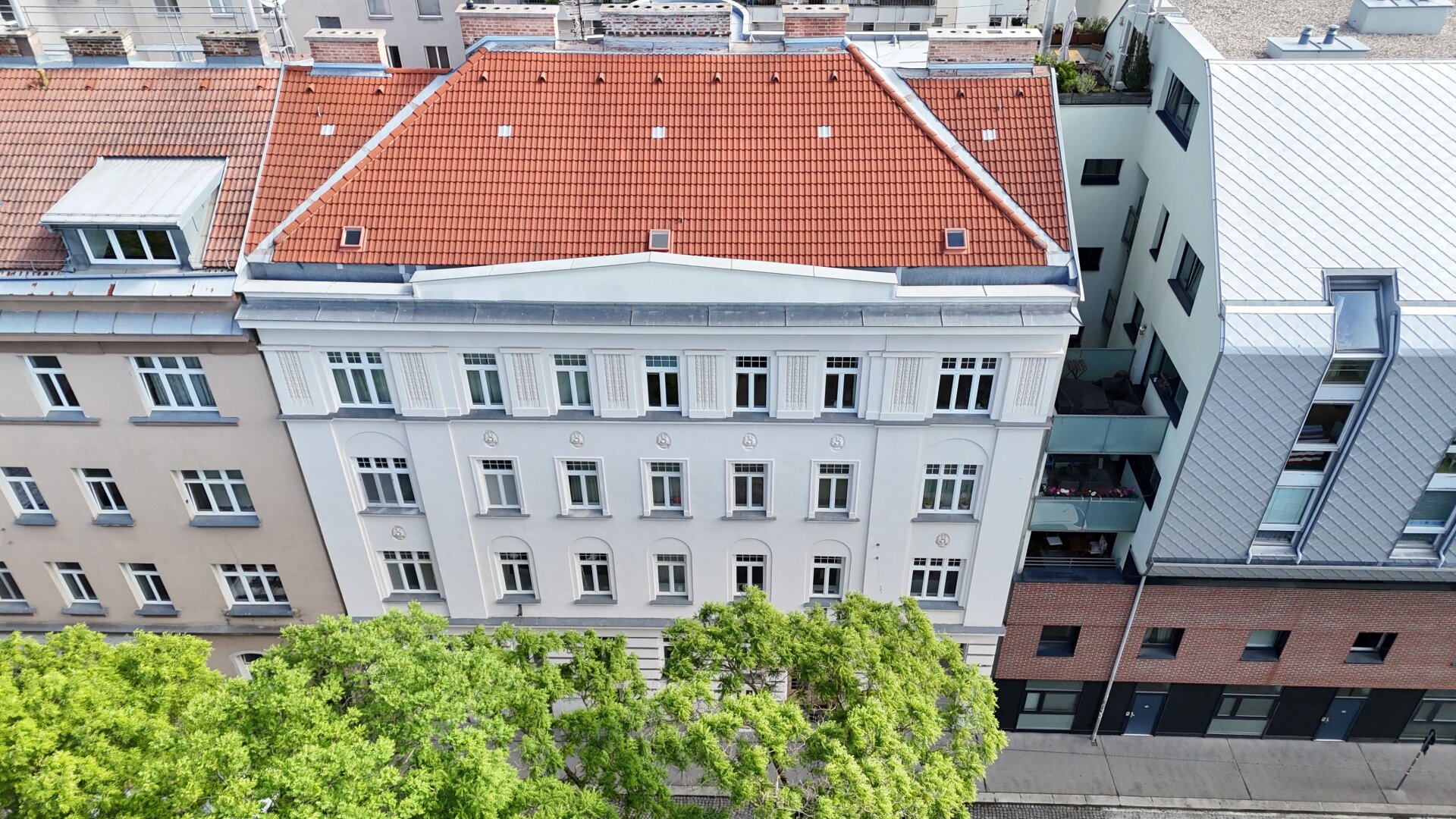 Wiener Zinshaus mit Entwicklungspotential, Rohdachboden und bestandsfreiem Hofgebäude