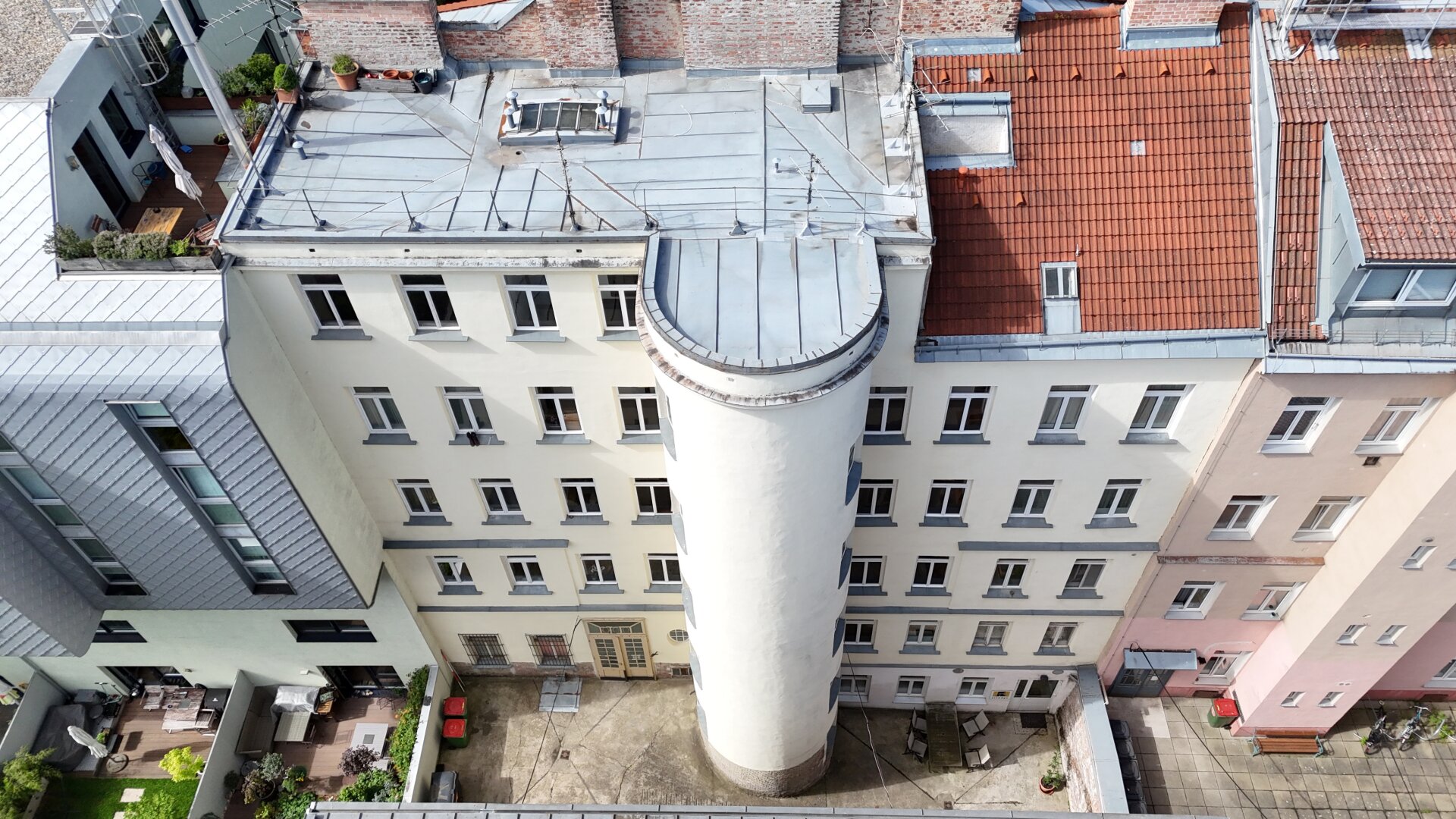 Wiener Zinshaus mit Entwicklungspotential, Rohdachboden und bestandsfreiem Hofgebäude