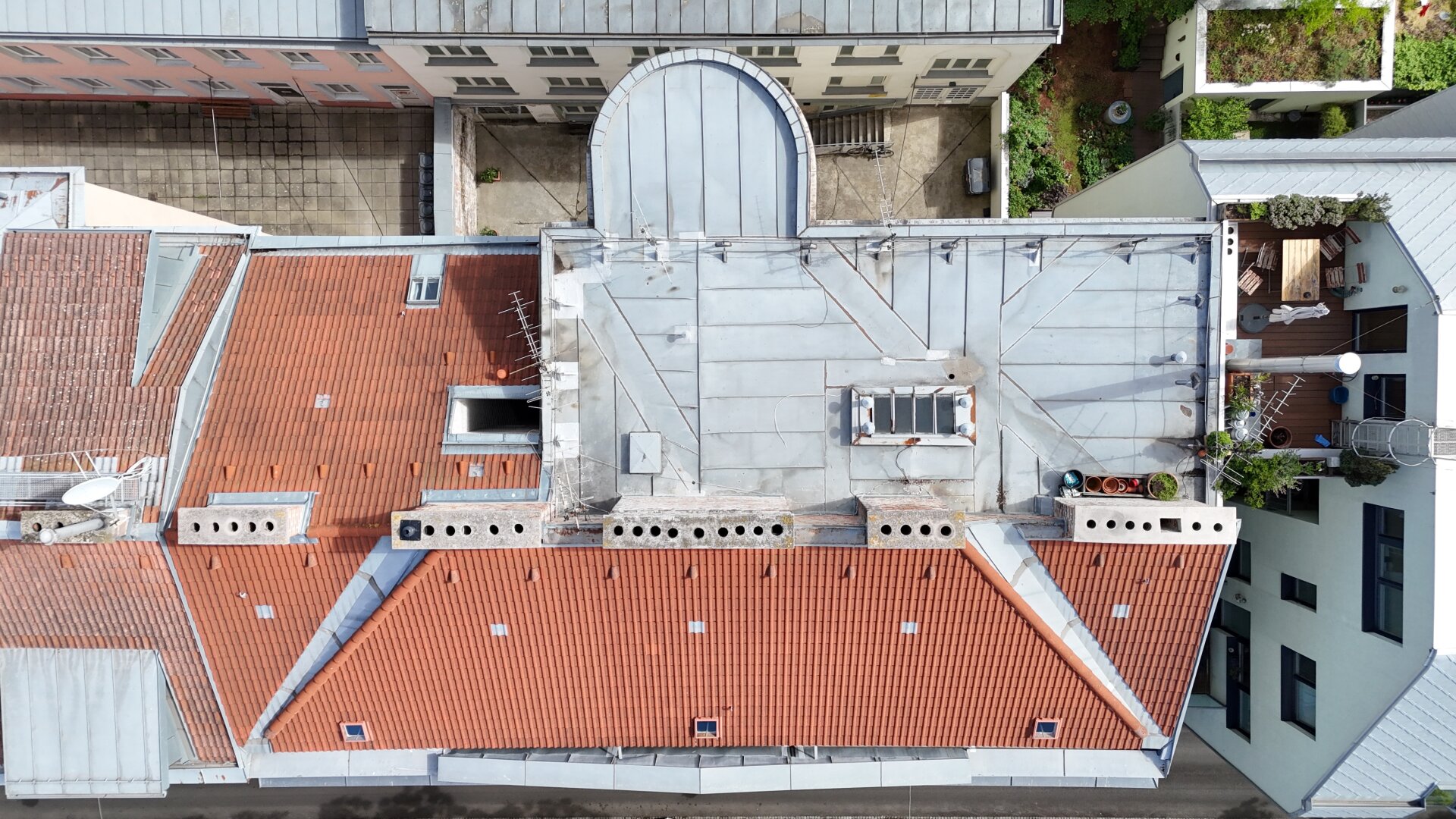 Wiener Zinshaus mit Entwicklungspotential, Rohdachboden und bestandsfreiem Hofgebäude