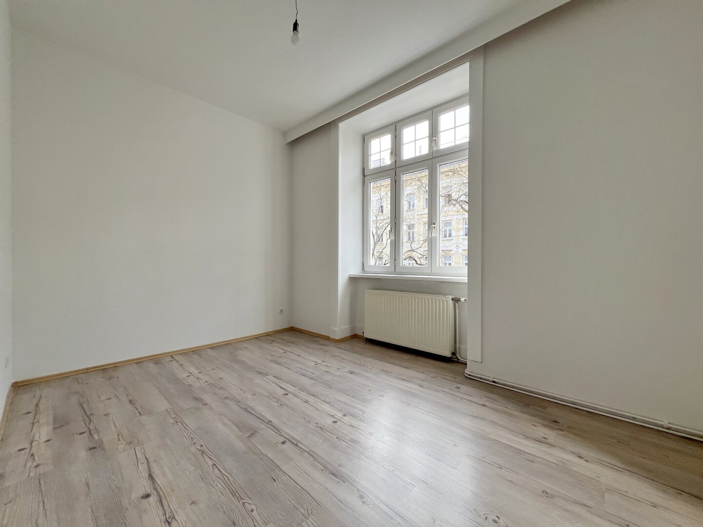 Wiener Zinshaus mit Entwicklungspotential, Rohdachboden und bestandsfreiem Hofgebäude