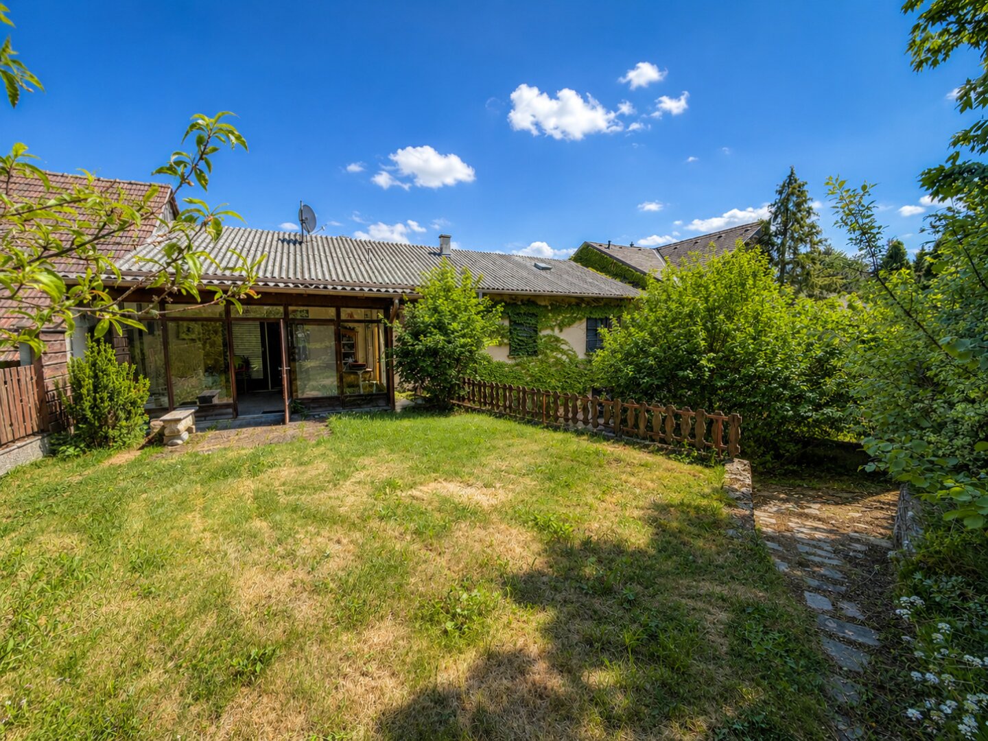 Einfamilienhaus mit Innenhof, Nebengebäuden und Entwicklungspotenzial in Wilfersdorf