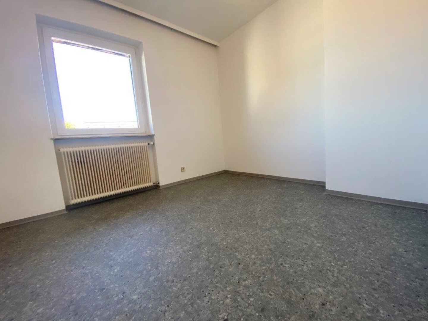 Helle 2-Zi-Wohnung mit Einbauküche in Peisching