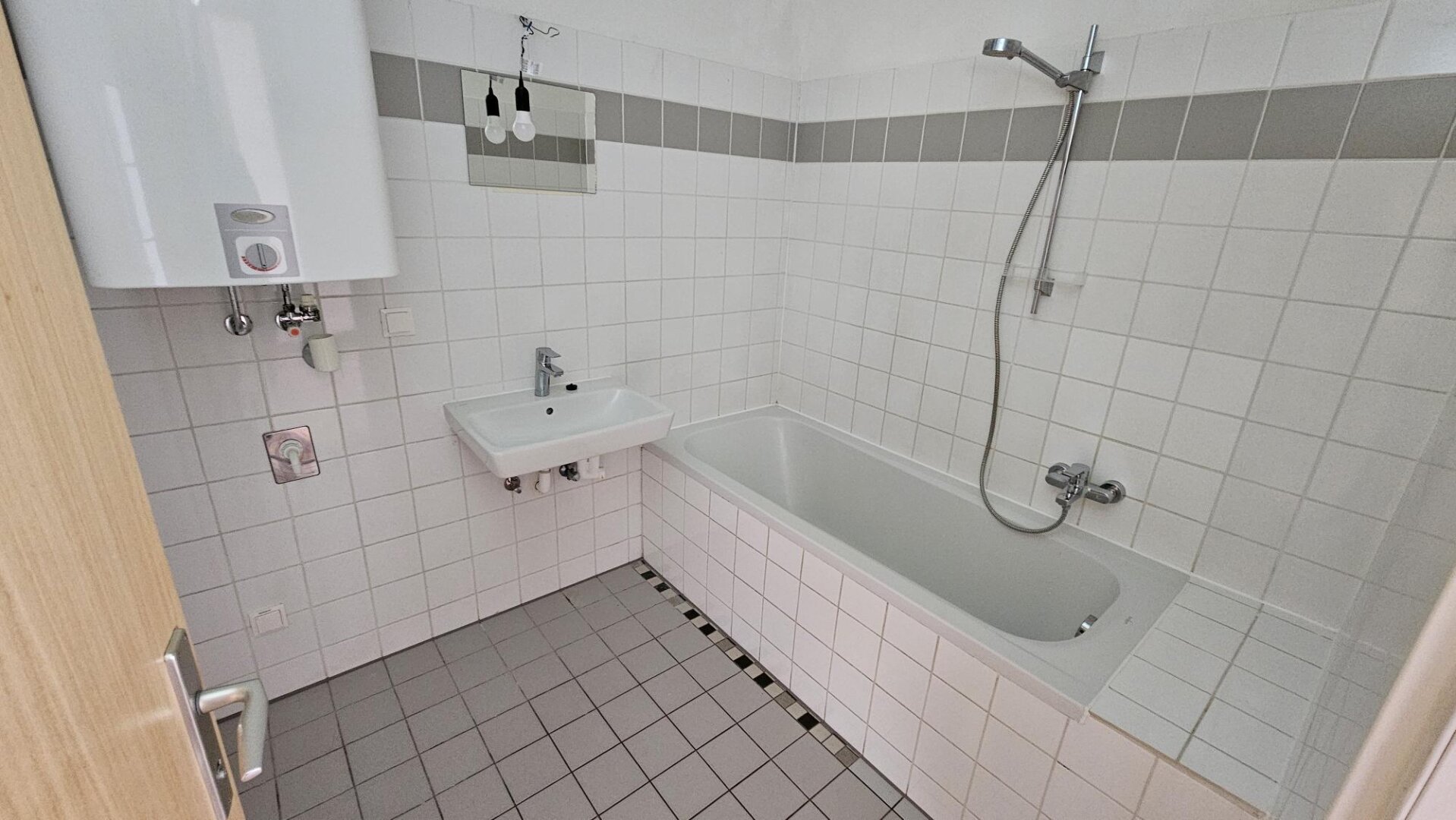 MIETE INKLUSIVE BK, HEIZKOSTEN UND EINEM  ABSTELLPLATZ!