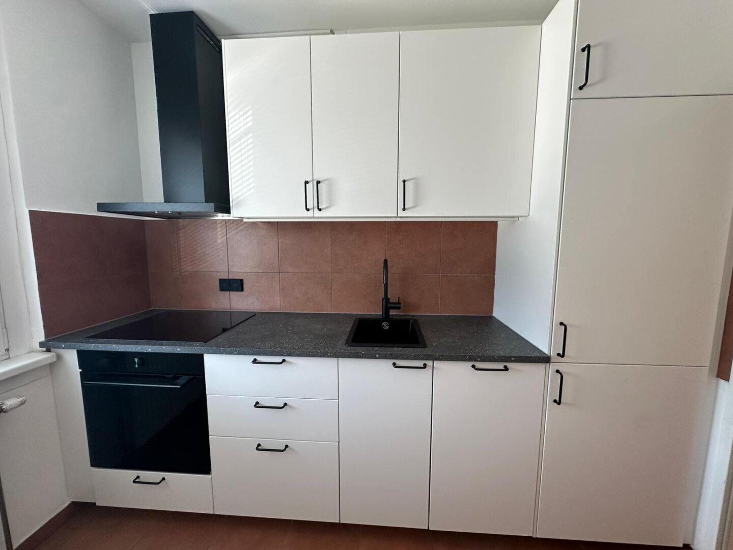 KLEIN, FEIN UND MIT LOGGIA! € 750,- INKLUSIVE BETRIEBSKOSTEN UND HEIZKOSTEN!