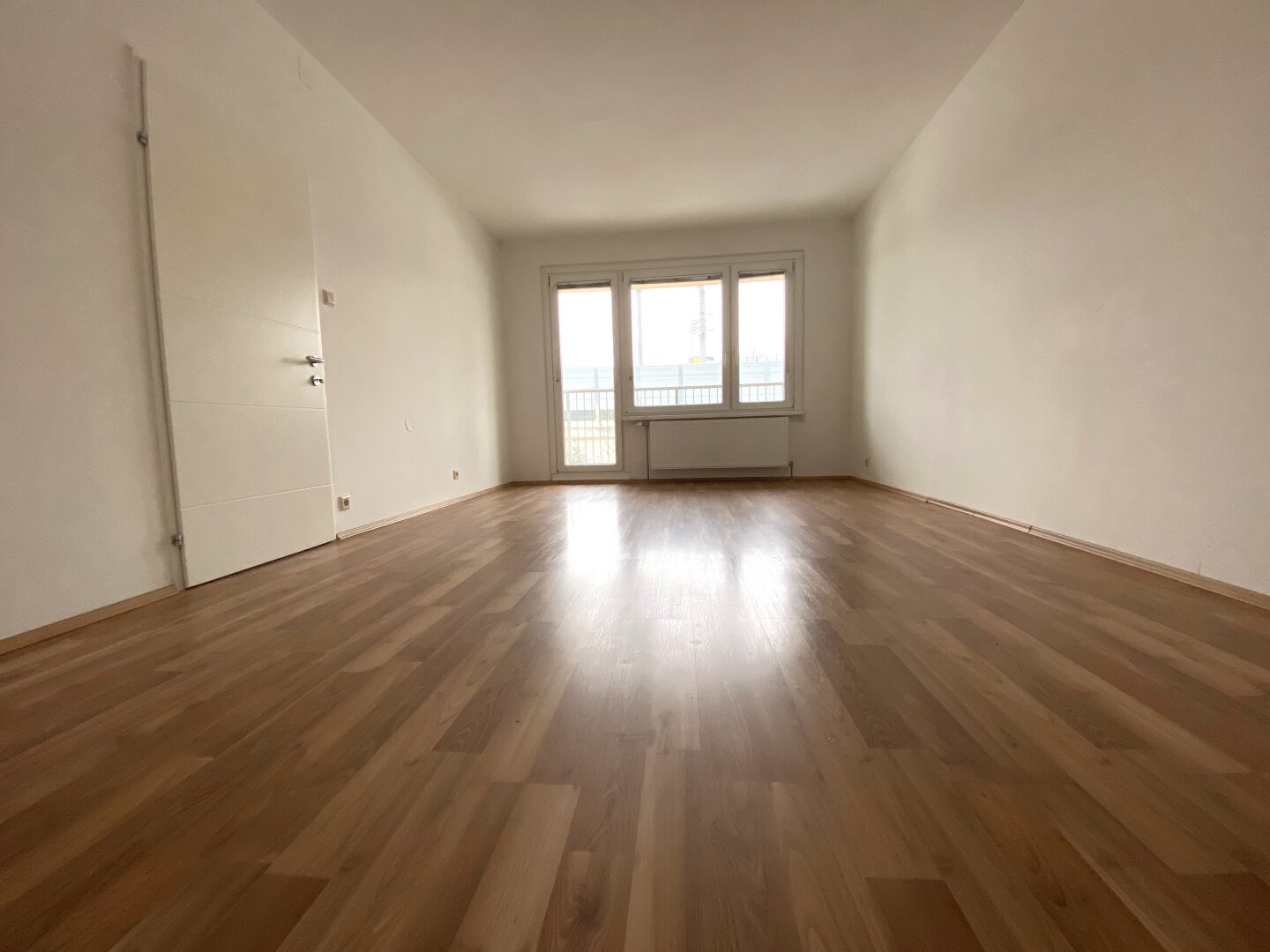 KLEIN, FEIN UND MIT LOGGIA! € 750,- INKLUSIVE BETRIEBSKOSTEN UND HEIZKOSTEN!