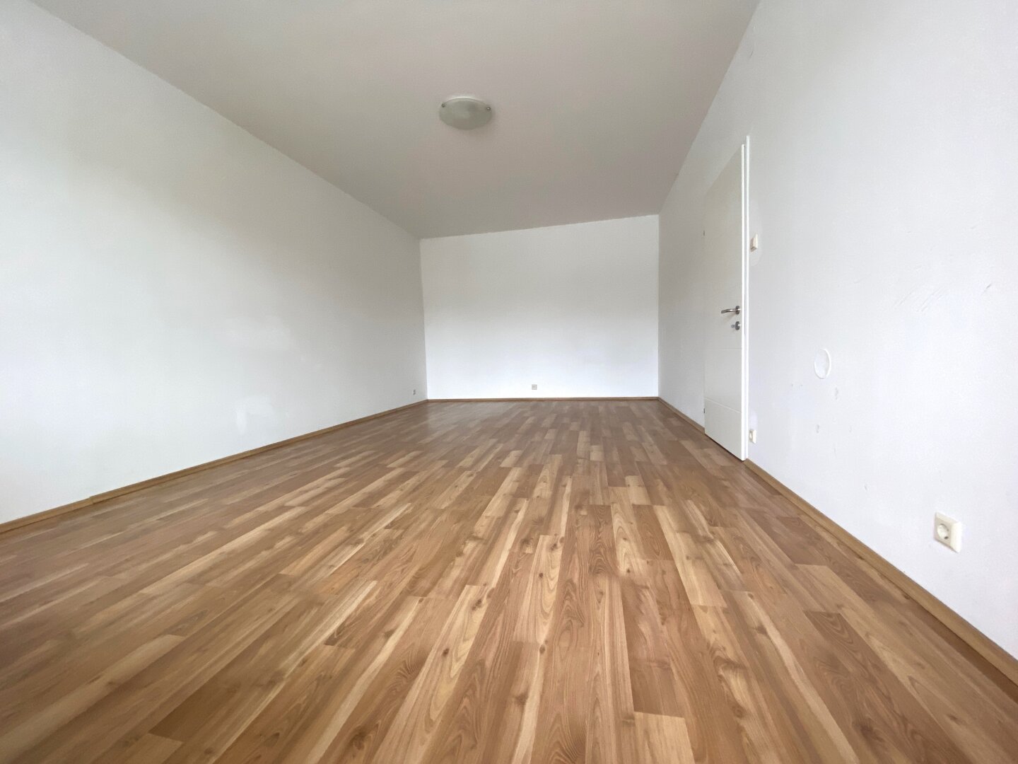 KLEIN, FEIN UND MIT LOGGIA! € 750,- INKLUSIVE BETRIEBSKOSTEN UND HEIZKOSTEN!