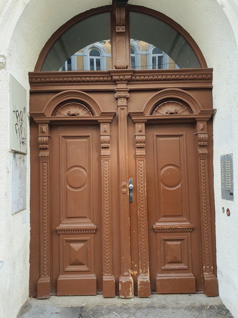 Unsanierte Wohnung in einem wunderschön sanierten Stilaltbau - Gaußplatz/Augarten