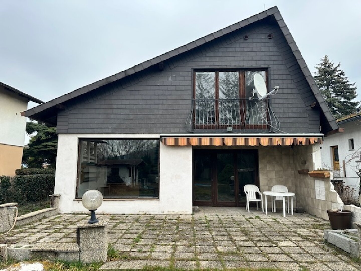 EINFAMILIENHAUS mit POOL und GARTEN auf 1000 m² PACHTGRUND - RENOVIERUNGSBEDÜRFTIG