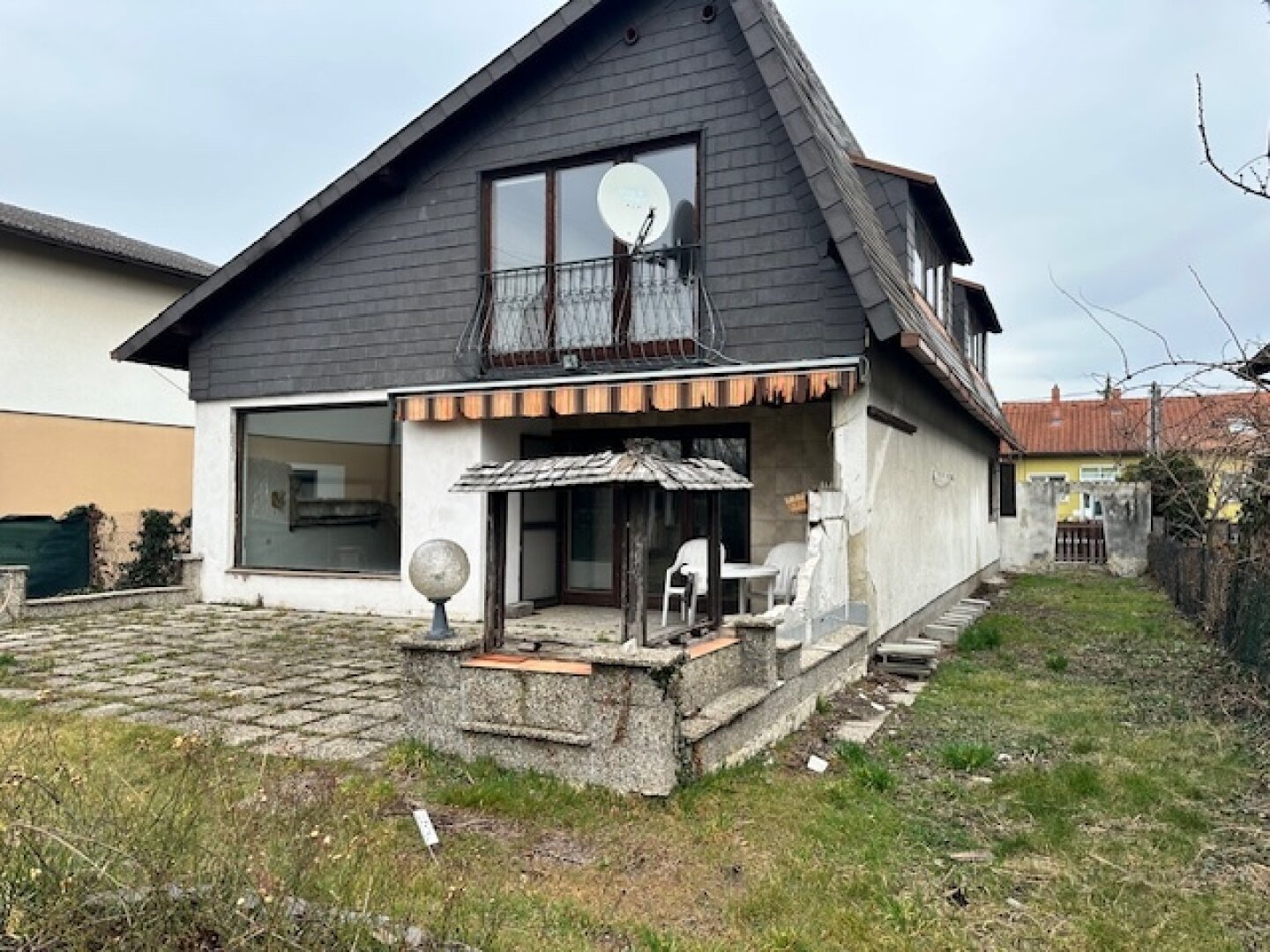 EINFAMILIENHAUS mit POOL und GARTEN auf 1000 m² PACHTGRUND - RENOVIERUNGSBEDÜRFTIG