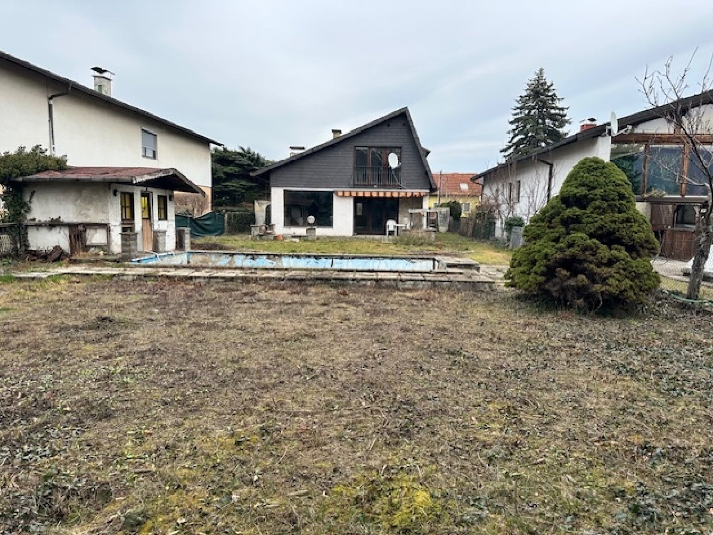EINFAMILIENHAUS mit POOL und GARTEN auf 1000 m² PACHTGRUND - RENOVIERUNGSBEDÜRFTIG