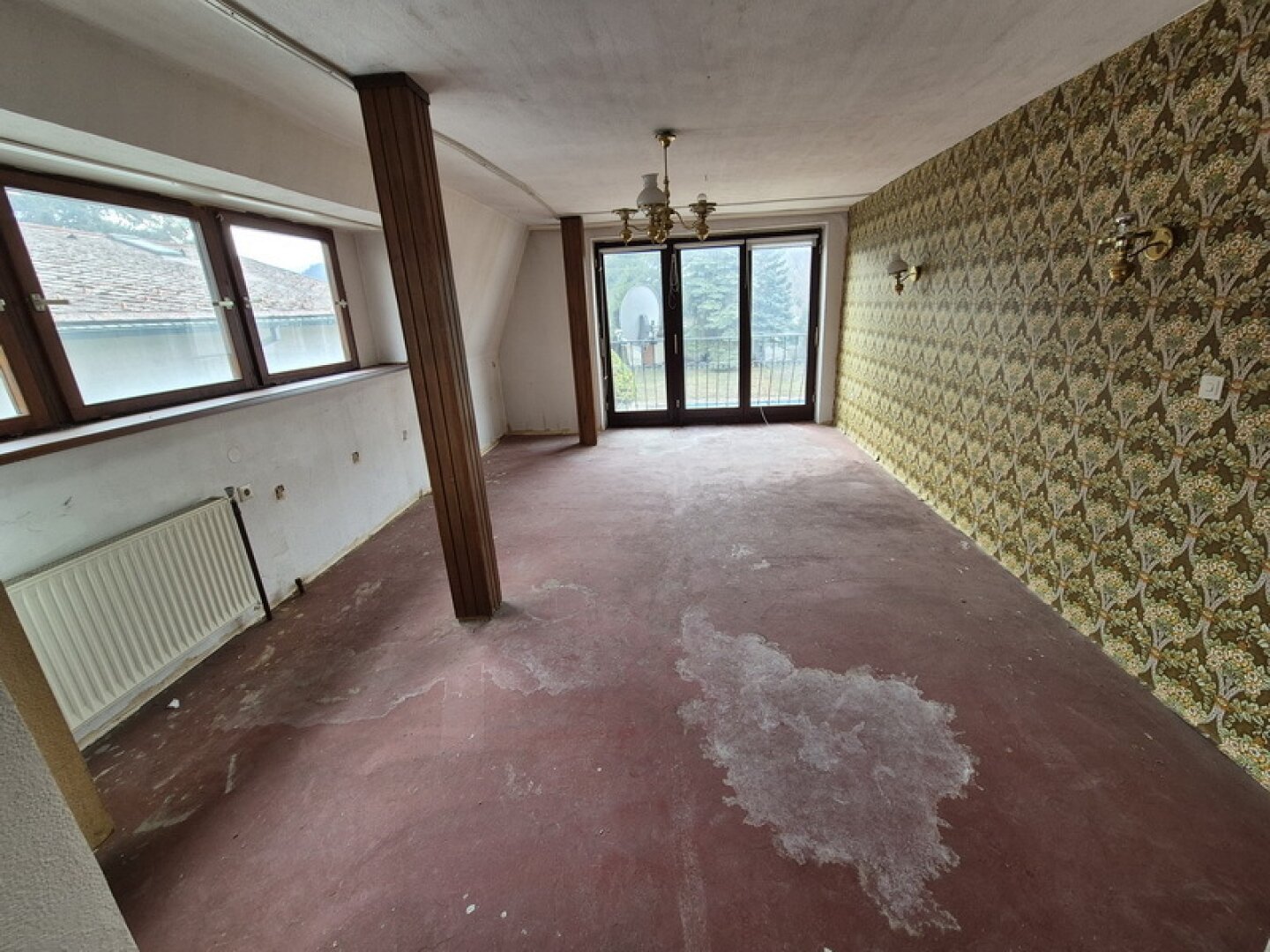 EINFAMILIENHAUS mit POOL und GARTEN auf 1000 m² PACHTGRUND - RENOVIERUNGSBEDÜRFTIG