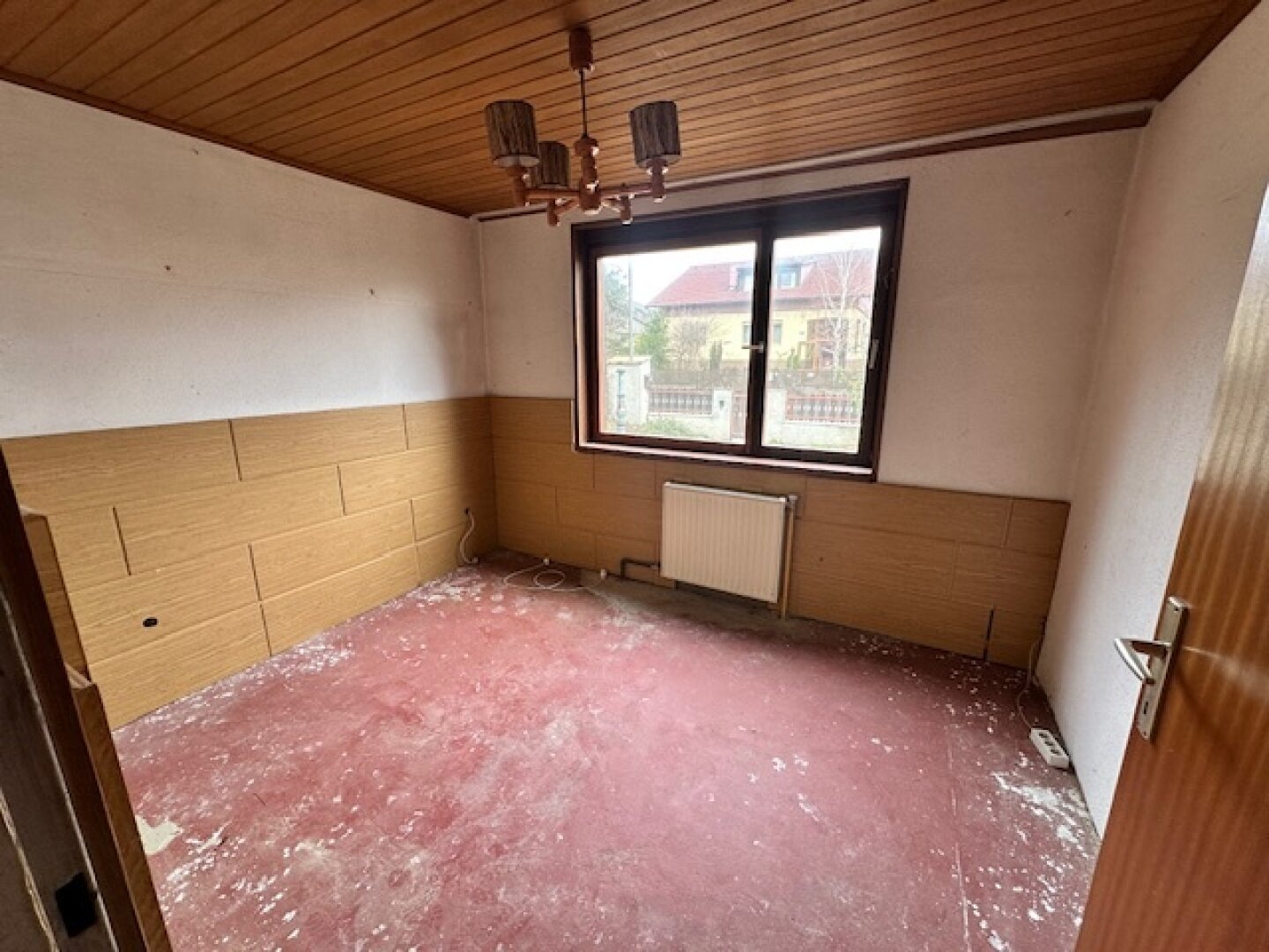 EINFAMILIENHAUS mit POOL und GARTEN auf 1000 m² PACHTGRUND - RENOVIERUNGSBEDÜRFTIG