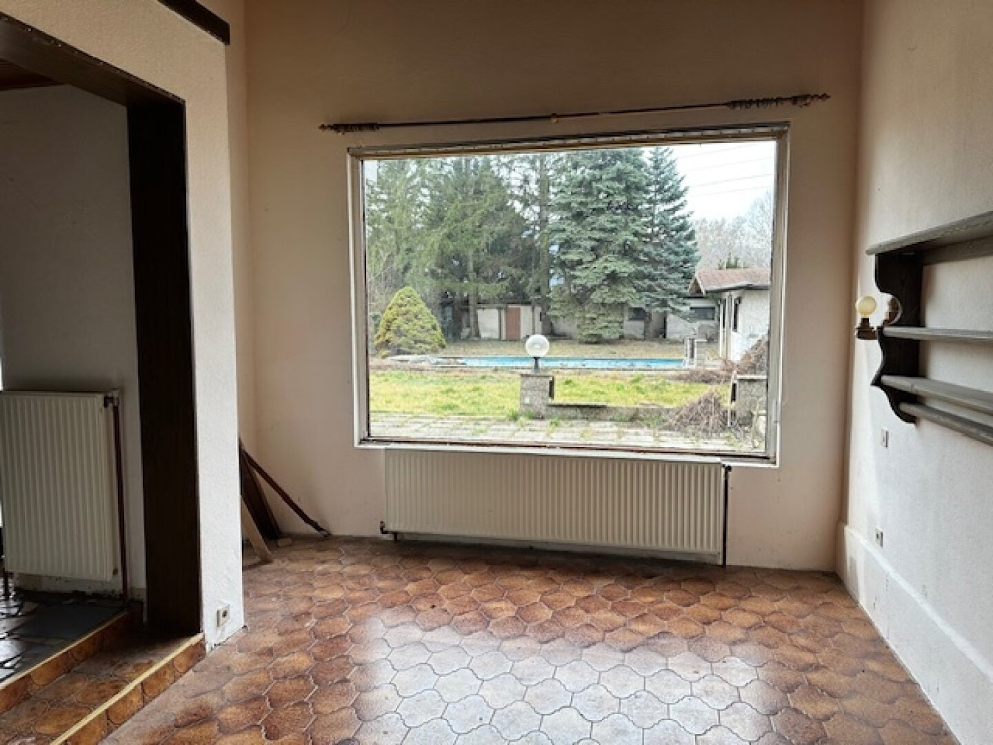 EINFAMILIENHAUS mit POOL und GARTEN auf 1000 m² PACHTGRUND - RENOVIERUNGSBEDÜRFTIG