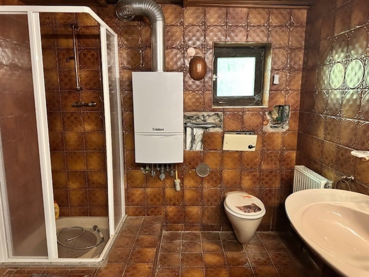 EINFAMILIENHAUS mit POOL und GARTEN auf 1000 m² PACHTGRUND - RENOVIERUNGSBEDÜRFTIG