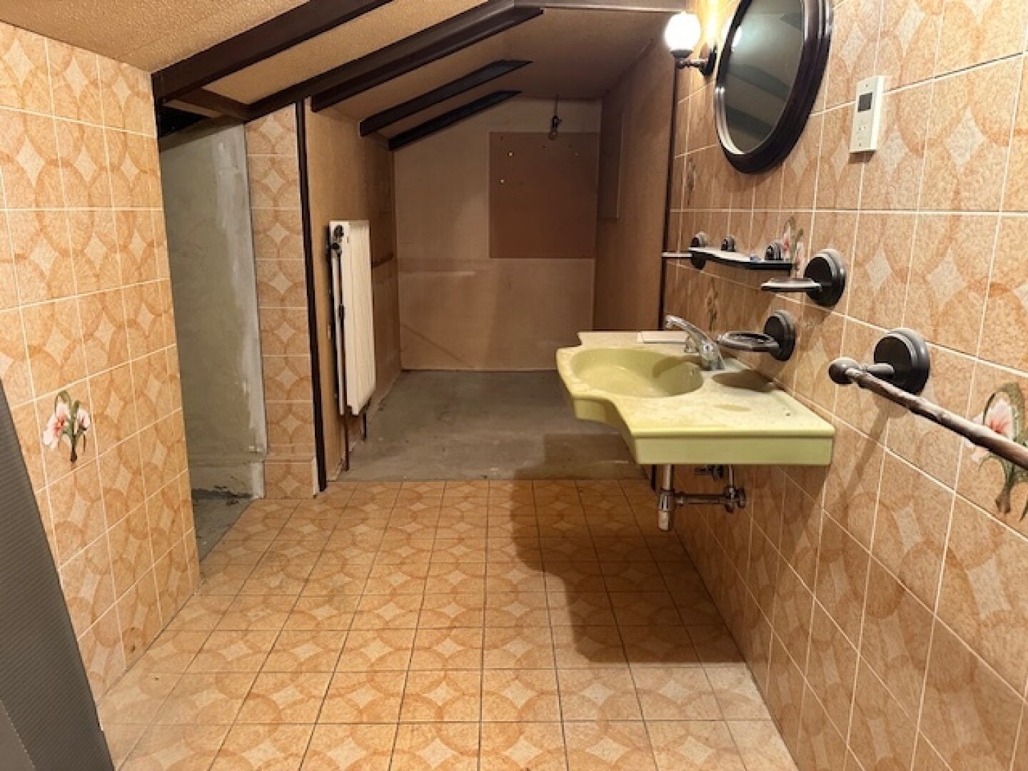 EINFAMILIENHAUS mit POOL und GARTEN auf 1000 m² PACHTGRUND - RENOVIERUNGSBEDÜRFTIG