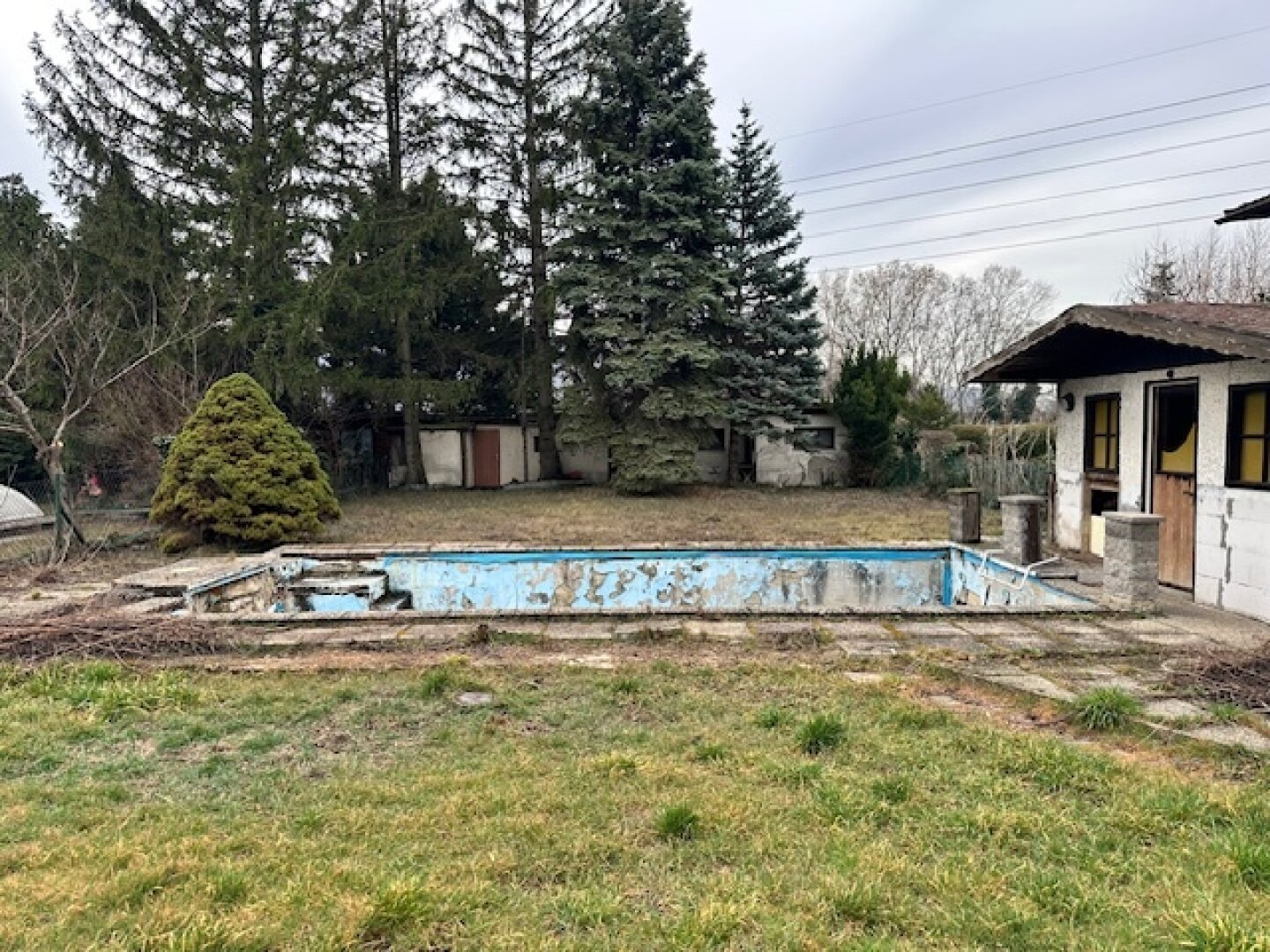 EINFAMILIENHAUS mit POOL und GARTEN auf 1000 m² PACHTGRUND - RENOVIERUNGSBEDÜRFTIG