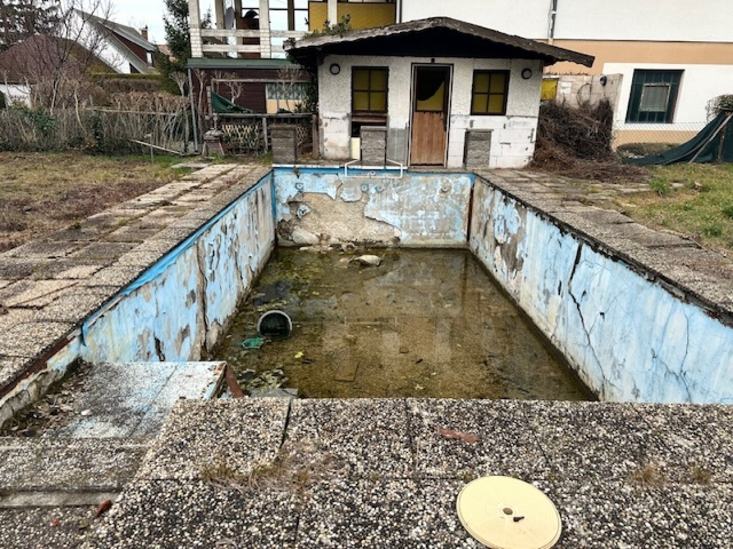 EINFAMILIENHAUS mit POOL und GARTEN auf 1000 m² PACHTGRUND - RENOVIERUNGSBEDÜRFTIG