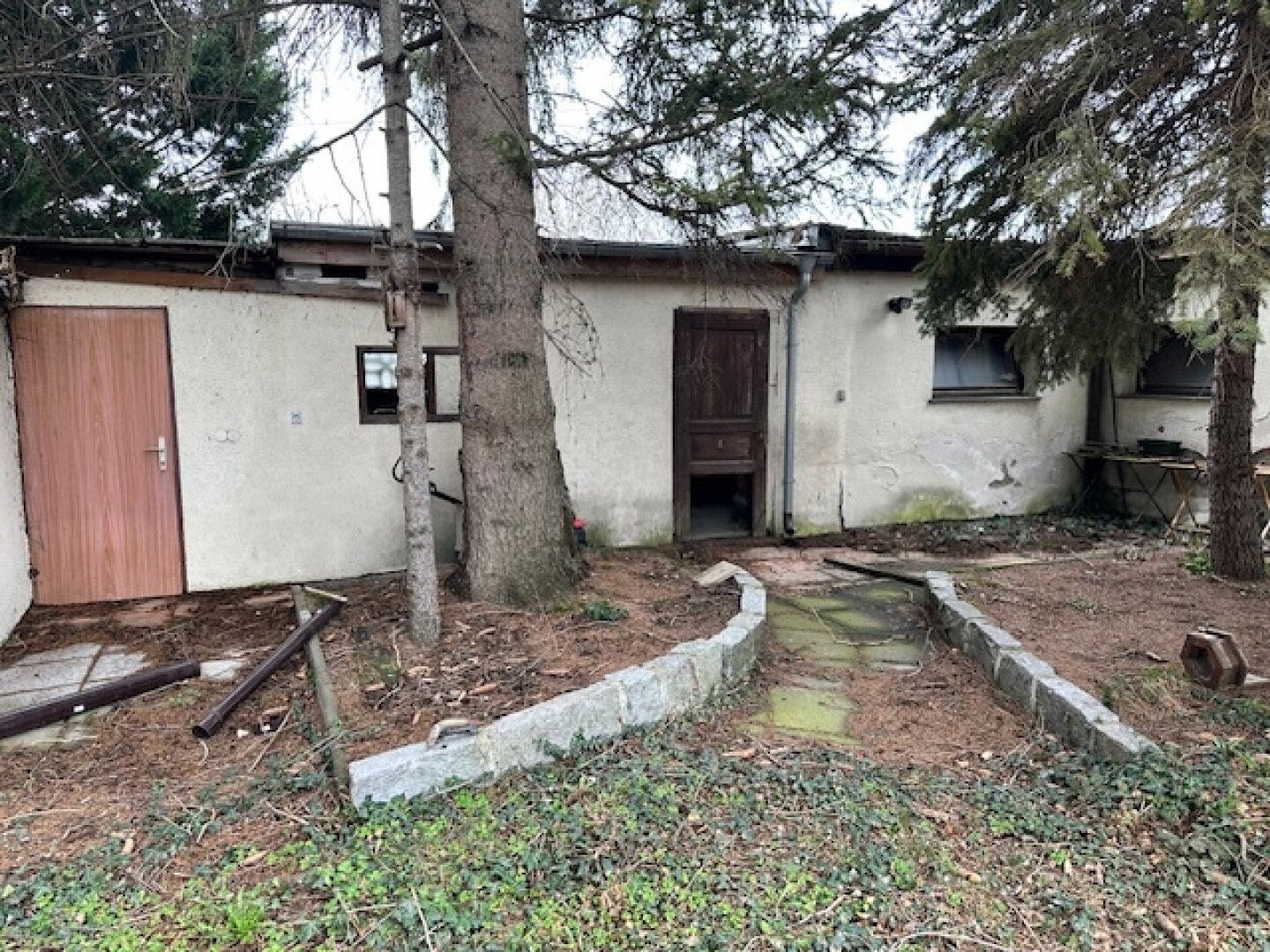 EINFAMILIENHAUS mit POOL und GARTEN auf 1000 m² PACHTGRUND - RENOVIERUNGSBEDÜRFTIG