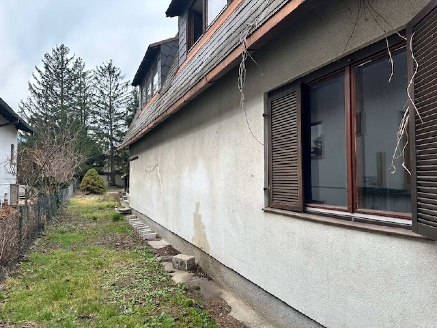 EINFAMILIENHAUS mit POOL und GARTEN auf 1000 m² PACHTGRUND - RENOVIERUNGSBEDÜRFTIG