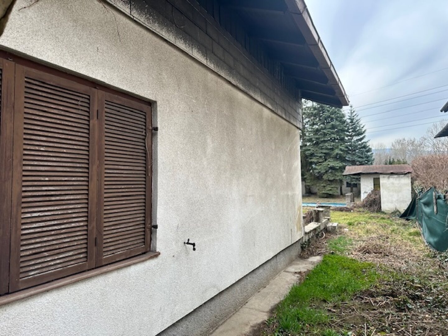 EINFAMILIENHAUS mit POOL und GARTEN auf 1000 m² PACHTGRUND - RENOVIERUNGSBEDÜRFTIG