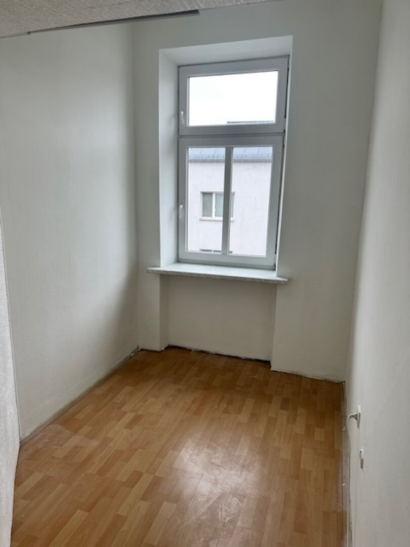 Handwerkerbedürftige 3 Zimmer - U1 Troststraße - Blick auf die Alpengasse - 2 Eingänge möglich!!