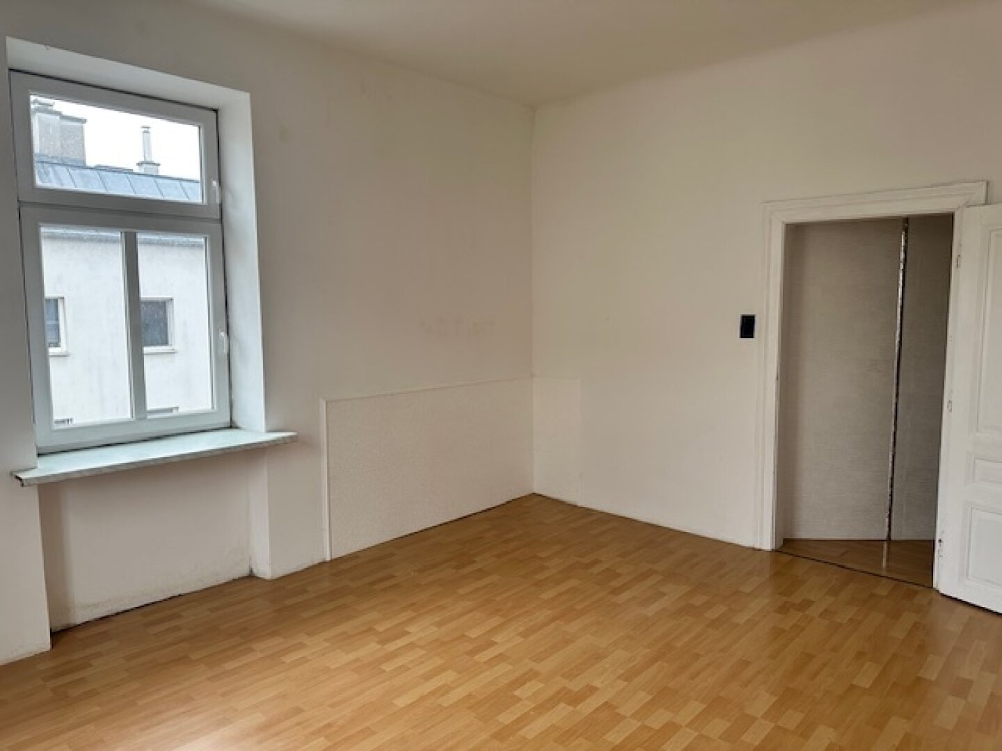 Handwerkerbedürftige 3 Zimmer - U1 Troststraße - Blick auf die Alpengasse - 2 Eingänge möglich!!