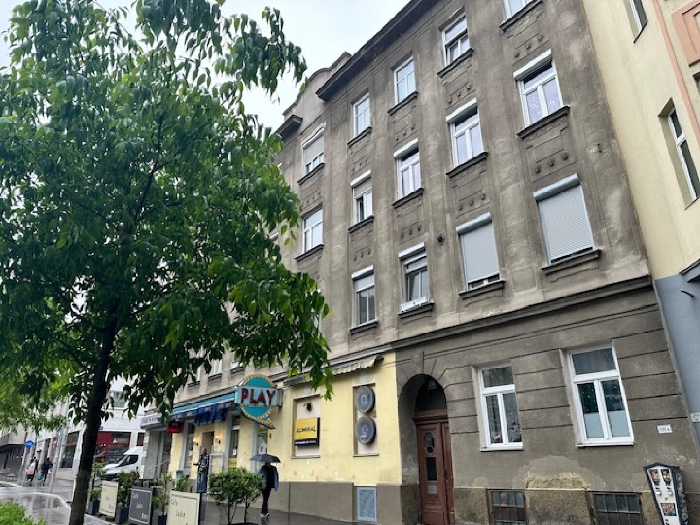 Handwerkerbedürftige 3 Zimmer - U1 Troststraße - Blick auf die Alpengasse - 2 Eingänge möglich!!