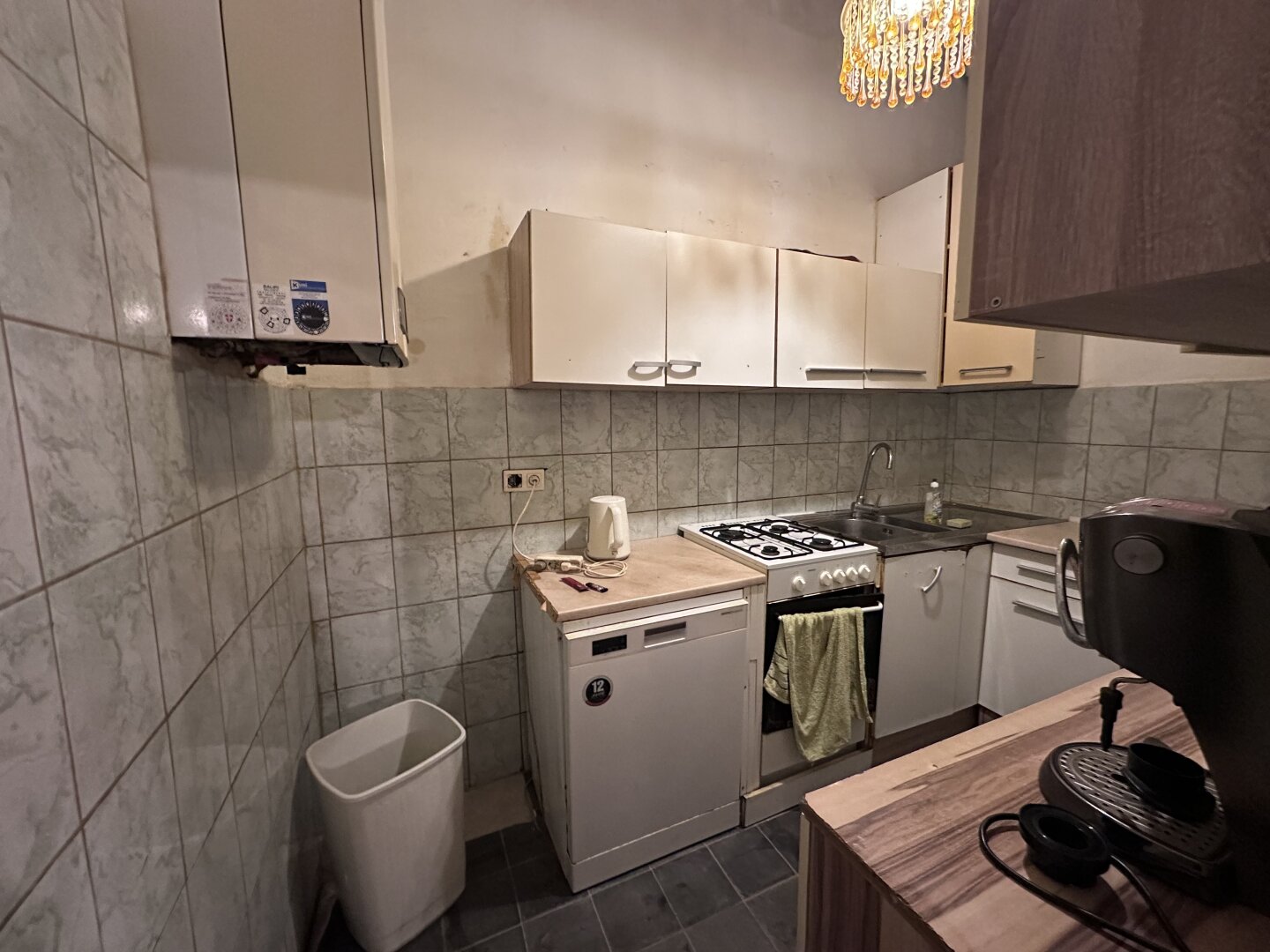 Unsanierte ERDGESCHOSSWOHNUNG - nähe Einsiedlerplatz