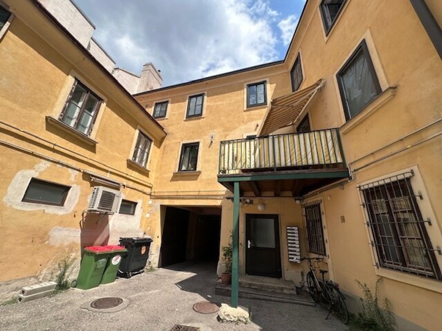 Bewilligtes Altbauprojekt mit Dachausbau direkt am Rochusmarkt