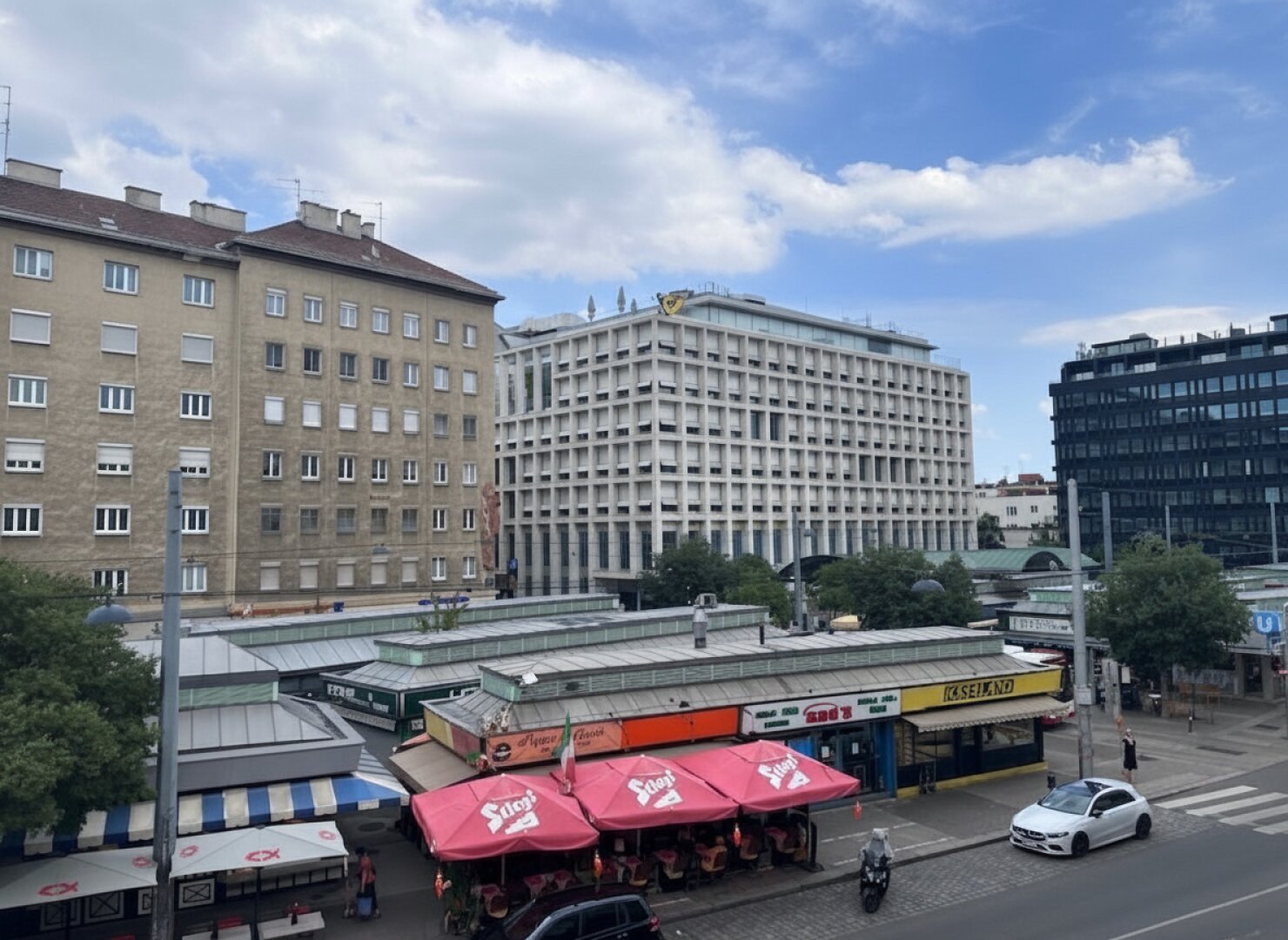 Bewilligtes Altbauprojekt mit Dachausbau direkt am Rochusmarkt