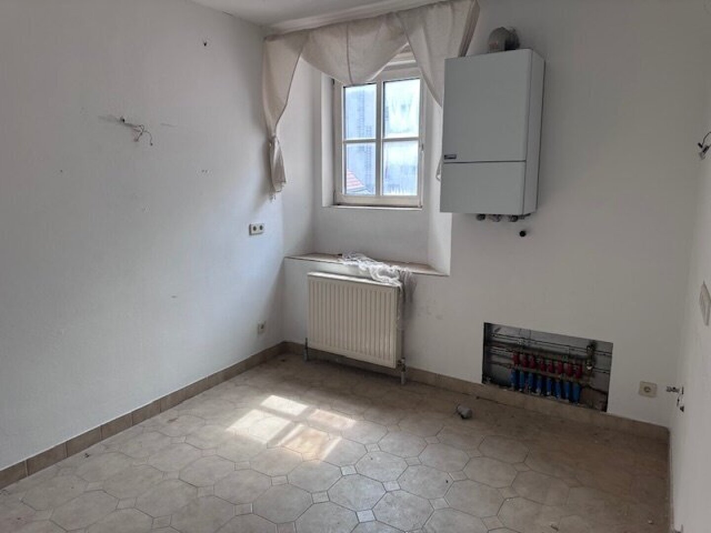 Bewilligtes Altbauprojekt mit Dachausbau direkt am Rochusmarkt