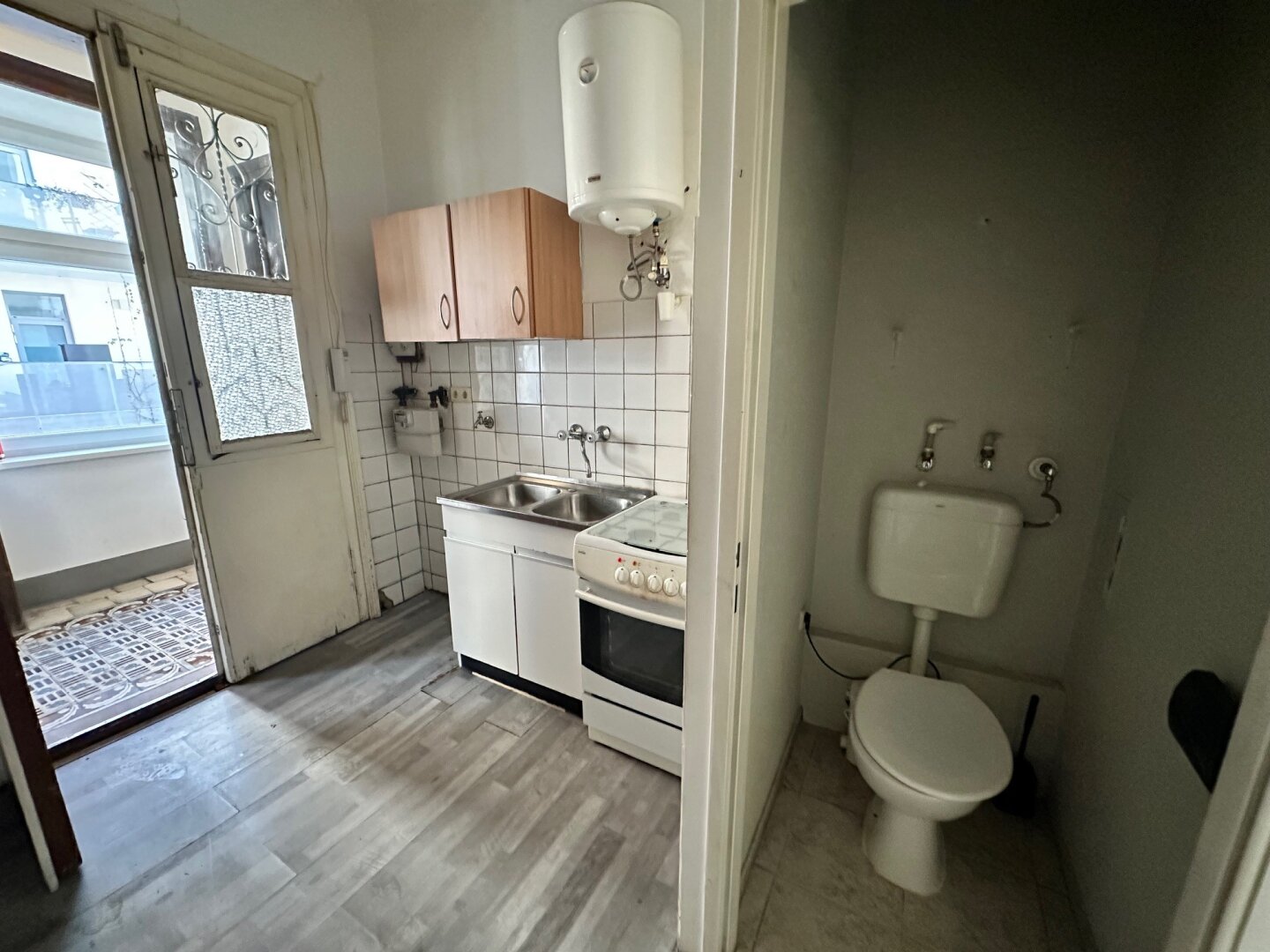 RENOVIERUNGSBEDÜRFTIGE SINGLEWOHNUNG MIT WC