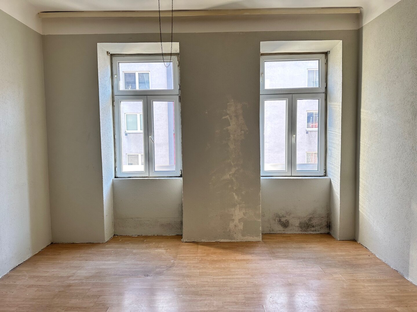 RENOVIERUNGSBEDÜRFTIGE SINGLEWOHNUNG MIT WC