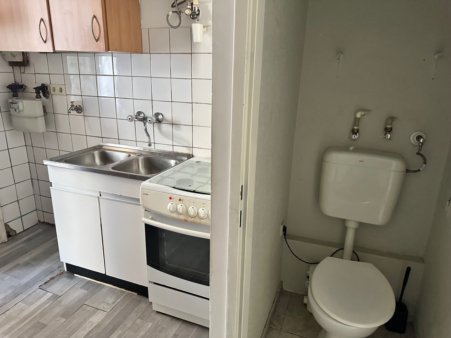 RENOVIERUNGSBEDÜRFTIGE SINGLEWOHNUNG MIT WC